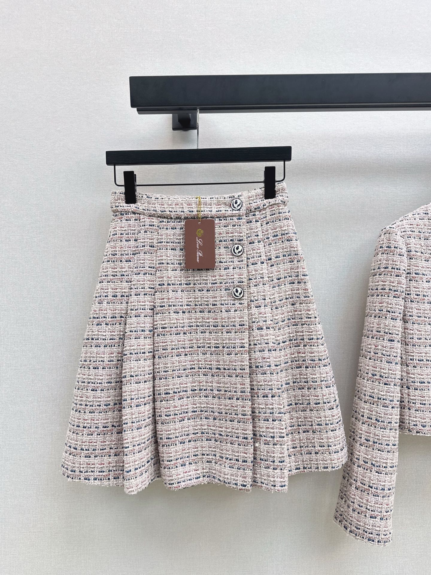 NO:508049,290L 25Ss———The latest style woven suit for autumn and winter, round neck jacket + pleated skirt. YB developed imported coarse wool woolen material. High-quality texture. Fully appearance. The mold buttons add a sense of exquisiteness. The atmosphere of the celebrity is stand out. The slanted lace design is unique. Perfect interpretation of the elegant and rich feeling. A set of matching the upper body shows the texture. Intellectual and gentle. The best choice for attending formal occasions. One-color split development. SML, loro piano, skirts, jackets & coats, alexander wang.19860909290L 25Ss————秋冬最新款气质编织套装圆领外套+压褶半裙 YB开发进口粗纺羊毛呢材质 质感高级 品相十足 开模钮扣增添精致感 名媛氛围立显 斜襟设计别具一格 完美演绎优雅千金感 一套搭配上身显贵显质感 知性温柔 出席正式场合的不二之选 一色分开发 现货发售sml,,loro piana,skirts,jackets & coats,alexander wang,Women's clothing