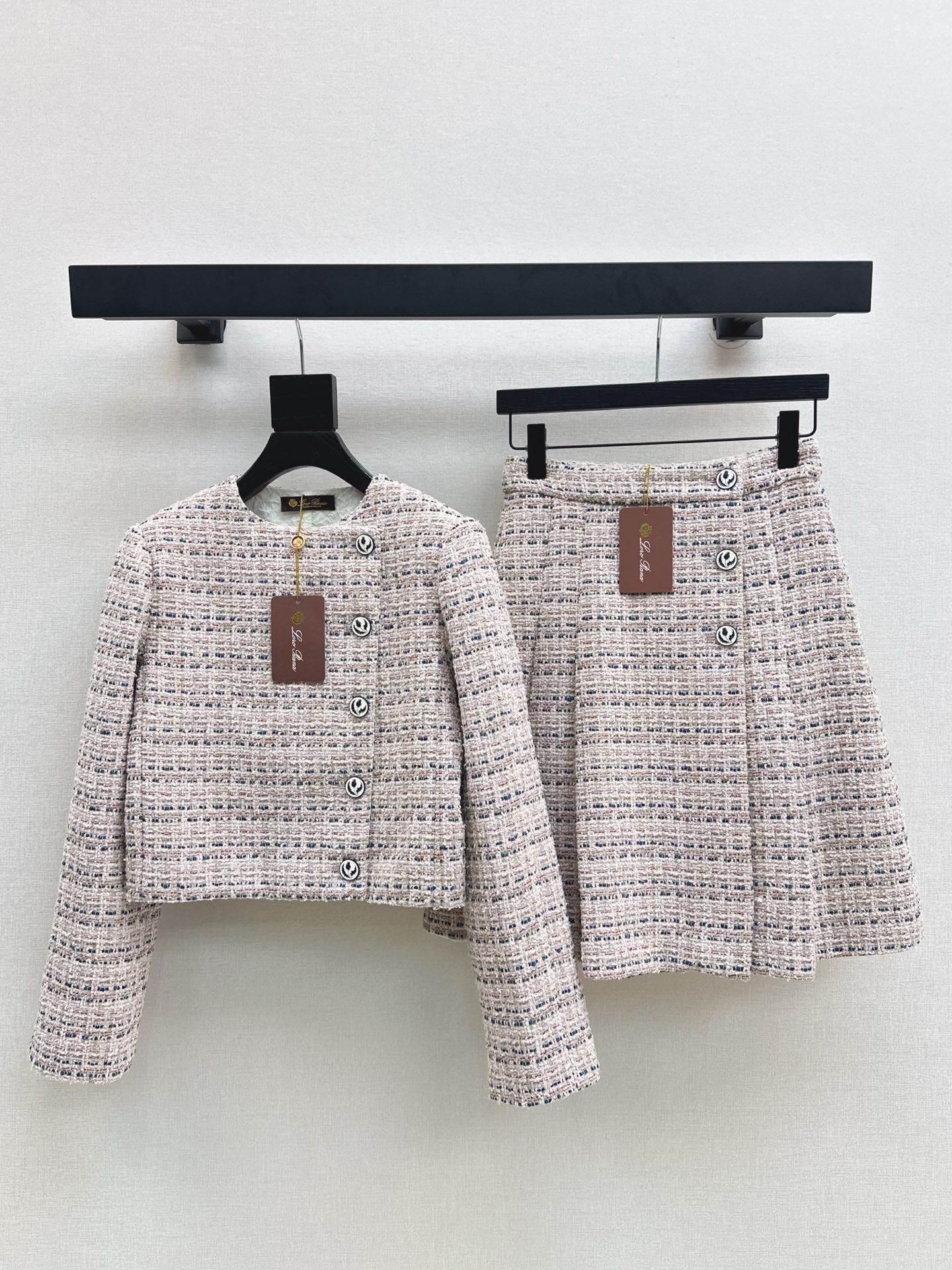 NO:508044,360L 25Ss———The latest style woven suit for autumn and winter, round neck jacket + pleated skirt. YB developed imported coarse wool woolen material. High-quality texture. Fully appearance. The mold opening buttons add a sense of exquisiteness. The atmosphere of the celebrity is stand out. The slanted lace design is unique. Perfect interpretation of the elegant and rich feeling. A set of matching the upper body shows the texture. Intellectual and gentle. The best choice for attending formal occasions. One-color split development. SML is available in stock. In addition,,loro piano, skirts, jackets & coats,alexander wang19860909360L 25Ss————秋冬最新款气质编织套装圆领外套+压褶半裙 YB开发进口粗纺羊毛呢材质 质感高级 品相十足 开模钮扣增添精致感 名媛氛围立显 斜襟设计别具一格 完美演绎优雅千金感 一套搭配上身显贵显质感 知性温柔 出席正式场合的不二之选 一色分开发 现货发售sml 外,,loro piana,skirts,jackets & coats,alexander wang,Women's clothing