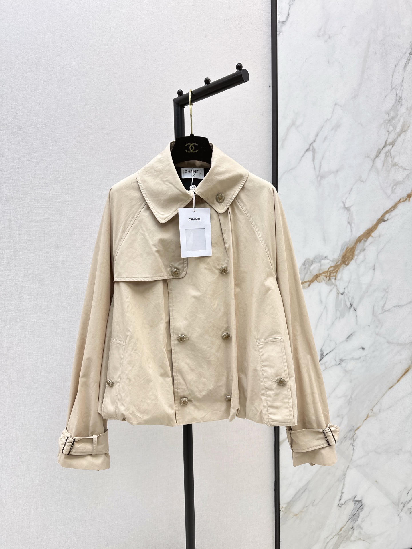 NO:508066,Coco girls' outfits ~ C home 25Ss———The latest dark pattern jacquard logo short windbreaker coat with a looming low-key luxury high-end feel developed custom cotton fabric double C pattern presented when touching water Large shoulder-falling A-shaped shape is versatile and not picky. The hem of the fluffy pleated flower buds is super beautiful. The elegant and casual high-end temperament Camellia jacquard lining. The details are consistent. The same color is available for sale in stock. Sml, chanel, jackets & coats, alexander wang19860909Coco女孩穿搭～ C家 25Ss————秋冬最新款暗纹提花logo短风衣外套若隐若现的低调奢华高级感 开发定制棉面料 一碰到水就呈现出来的双C图案 落肩大A版形百搭不挑人 蓬蓬收褶花苞下摆设计上身超美 优雅随性的高级气质 山茶花提花里衬 细节一致 一色现货发售sml,,chanel,jackets & coats,alexander wang,Women's clothing