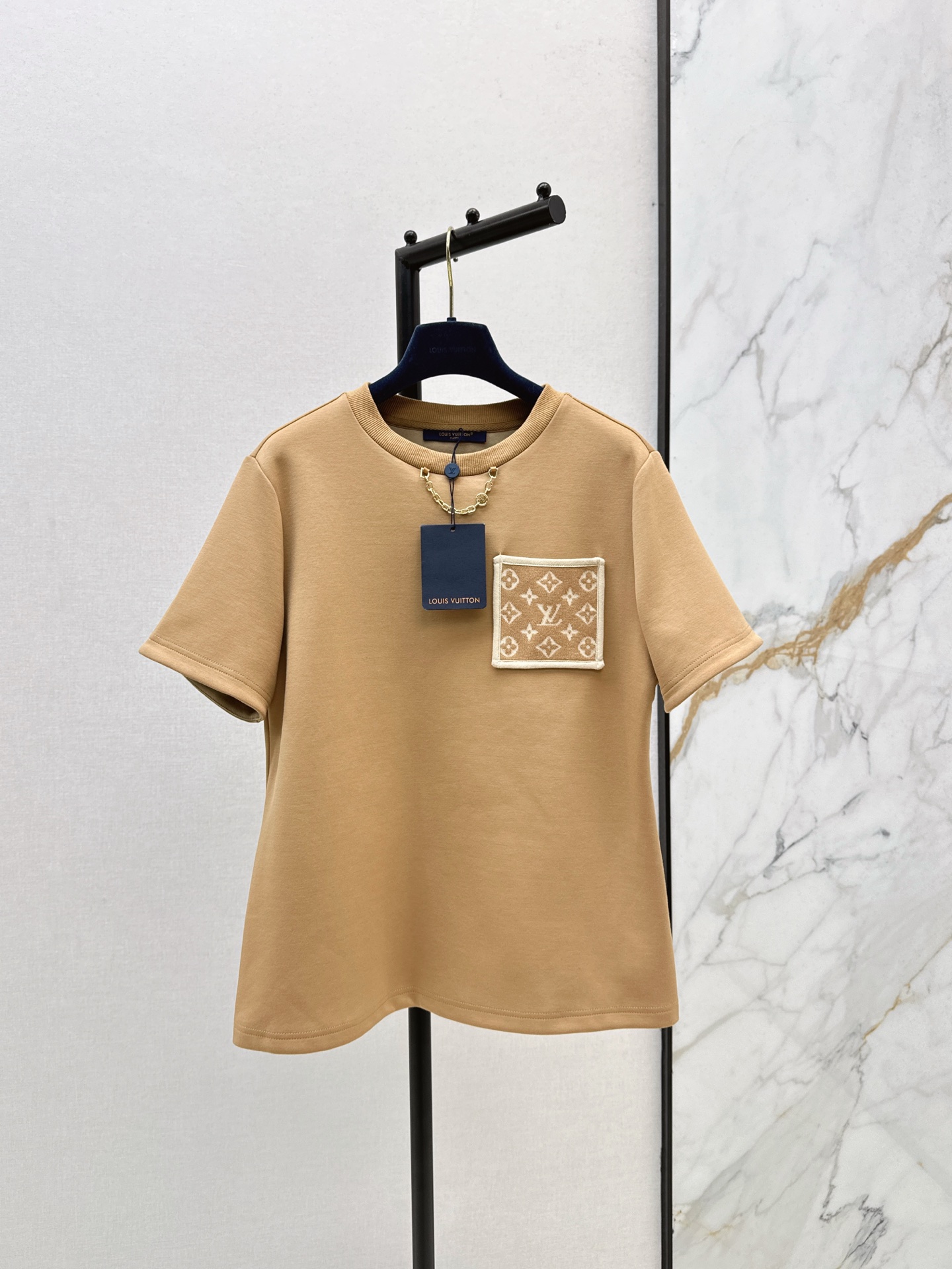 NO:508934,L Home 25Ss————The latest letter jacquard pocket short-sleeved T-shirt in autumn and winter. Simple design is versatile and not picky. Chest splicing of old-fashioned pocket decoration. Metal chain decoration is very cool. Daily holidays are good. Two colors are available for sale in stock. Smlxl,,louis vuitton,T-shirt,tees,t-shirt,alexander wang19860909L家 25Ss————秋冬最新款字母提花口袋短袖T恤 简约的设计百搭不挑人 胸口拼接老花口袋装饰 金属链条装饰酷炫十足 日常出街度假都不错 两色现货发售smlxl,,louis vuitton,T-shirt,tees，t-shirt,alexander wang,Women's clothing