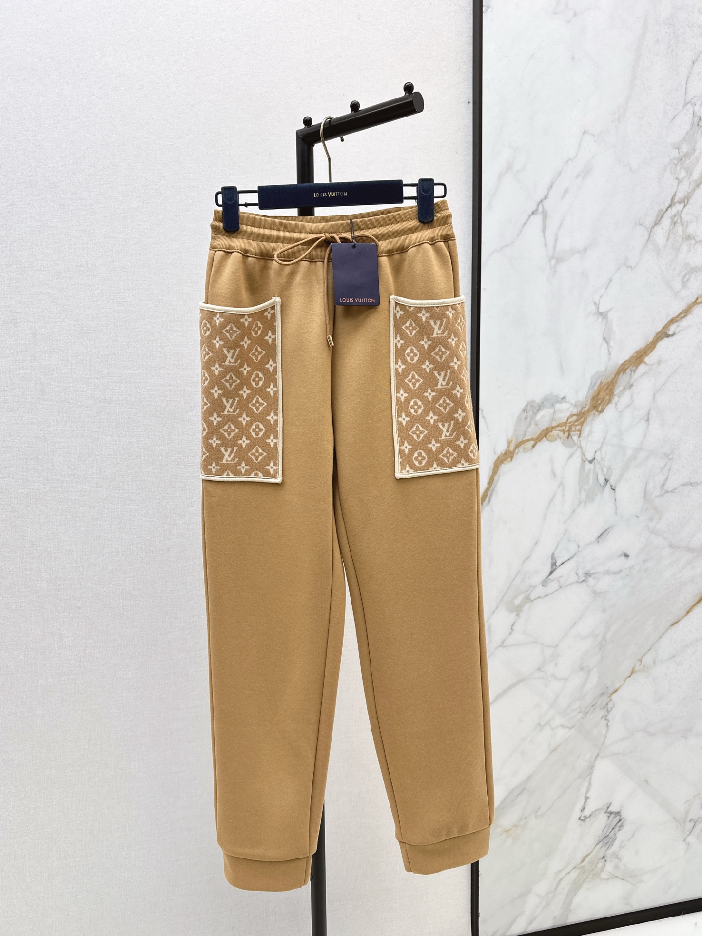 NO:508930,L Home 25Ss———The latest elastic waist casual pants in autumn and winter. Pocket jacquard design. It looks slim and versatile and comfortable with sweatshirts. Simple and fashionable. It is available for daily exercise. Two colors are available for sale in stock. Smlxl,,louis vuitton,hoodie,sweatshirts,alexander wang19860909L家 25Ss———秋冬最新款松紧腰头休闲裤 口袋提花设计 搭配卫衣上身显瘦百搭又舒适 简约不失时髦感 日常运动都可 两色现货发售smlxl,,louis vuitton,hoodie,sweatshirts,alexander wang,Women's clothing