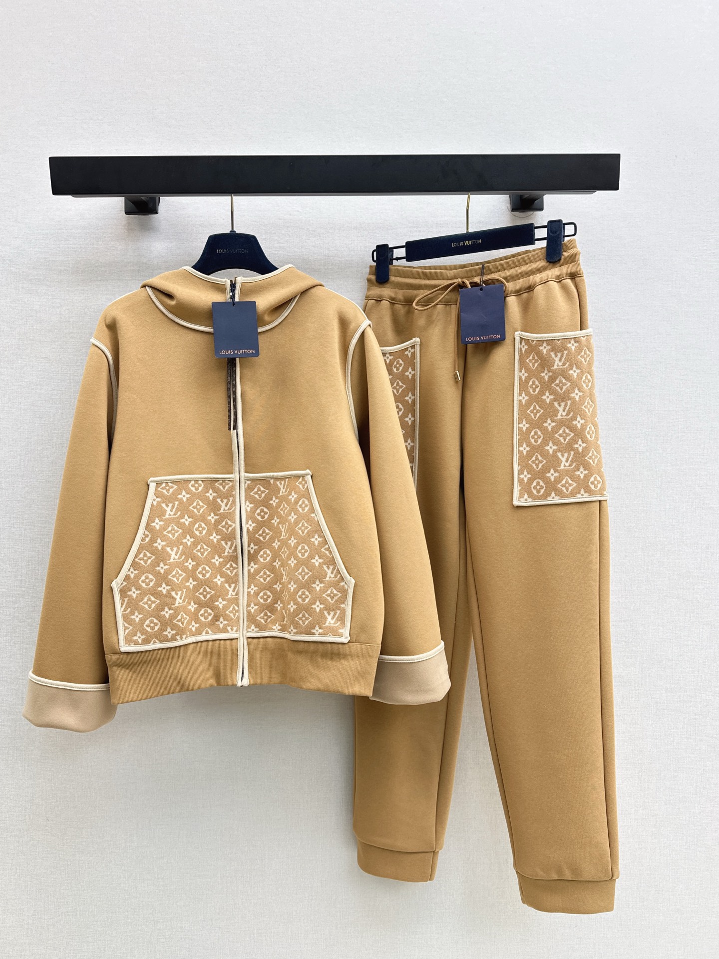 NO:508928,L Home 25Ss————The latest hooded zipper sweatshirt jacket in autumn and winter, hooded sports and casual style, slightly loose style, the upper body looks very stylish, letter jacquard pocket, the upper body is so beautiful, simple hooded design, two colors are available in stock smlxl,,louis vuitton,hoodie,sweatshirts,jackets & coats,hats,alexander wang19860909L家 25Ss————秋冬最新款连帽拉链卫衣外套 连帽运动休闲风 版型微宽松 上身很显气质时髦 字母提花口袋 上身太好看了 简约连帽设计 两色现货发售smlxl,,louis vuitton,hoodie,sweatshirts,jackets & coats,hats,alexander wang,Women's clothing