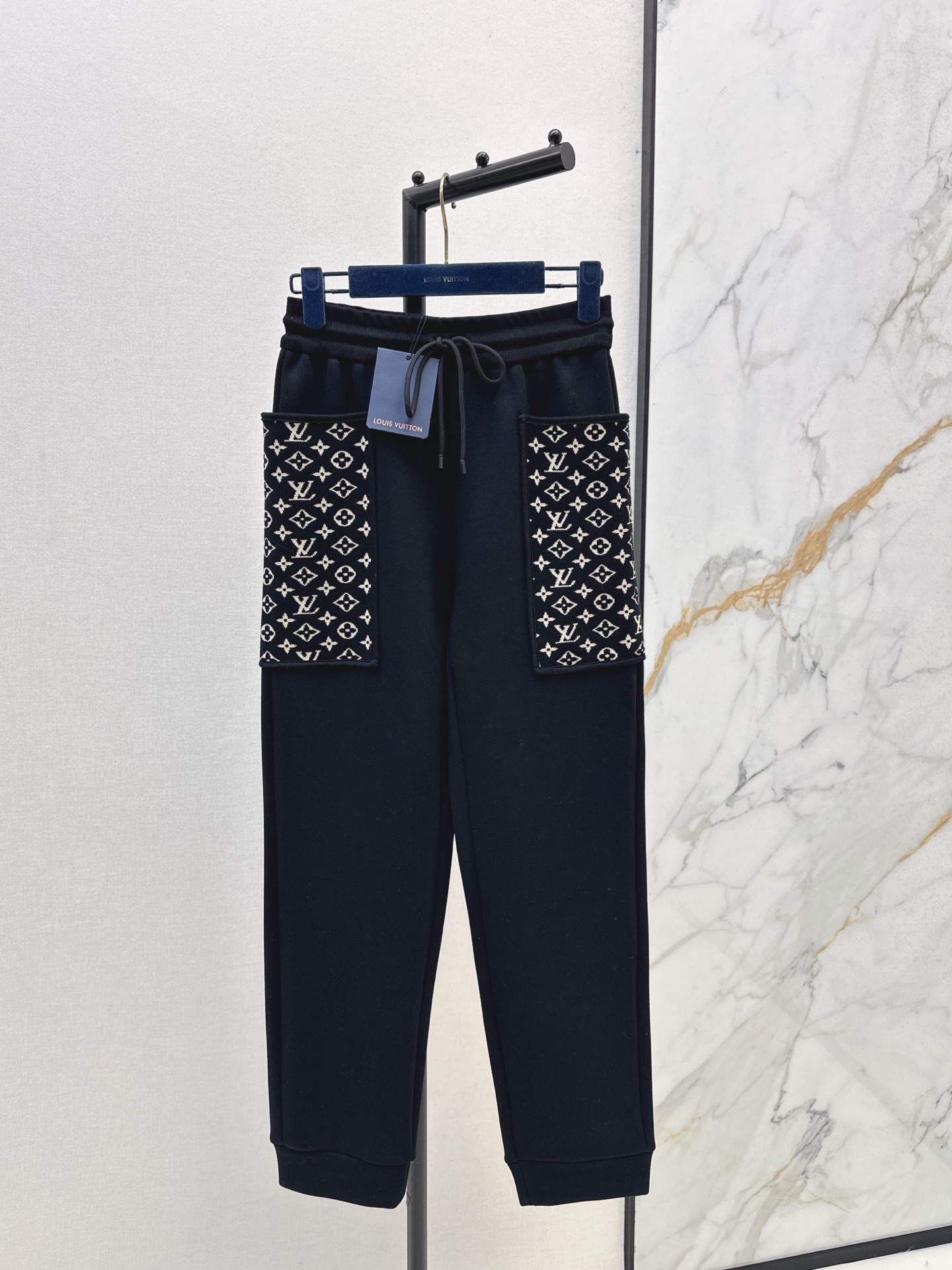 NO:508926,L Home 25Ss———The latest elastic waist casual pants in autumn and winter. Pocket jacquard design. It looks slim and versatile and comfortable with sweatshirts. Simple and fashionable. It is available for daily exercise. Two colors are available for sale in stock. Smlxl,,louis vuitton,hoodie,sweatshirts,alexander wang19860909L家 25Ss———秋冬最新款松紧腰头休闲裤 口袋提花设计 搭配卫衣上身显瘦百搭又舒适 简约不失时髦感 日常运动都可 两色现货发售smlxl,,louis vuitton,hoodie,sweatshirts,alexander wang,Women's clothing