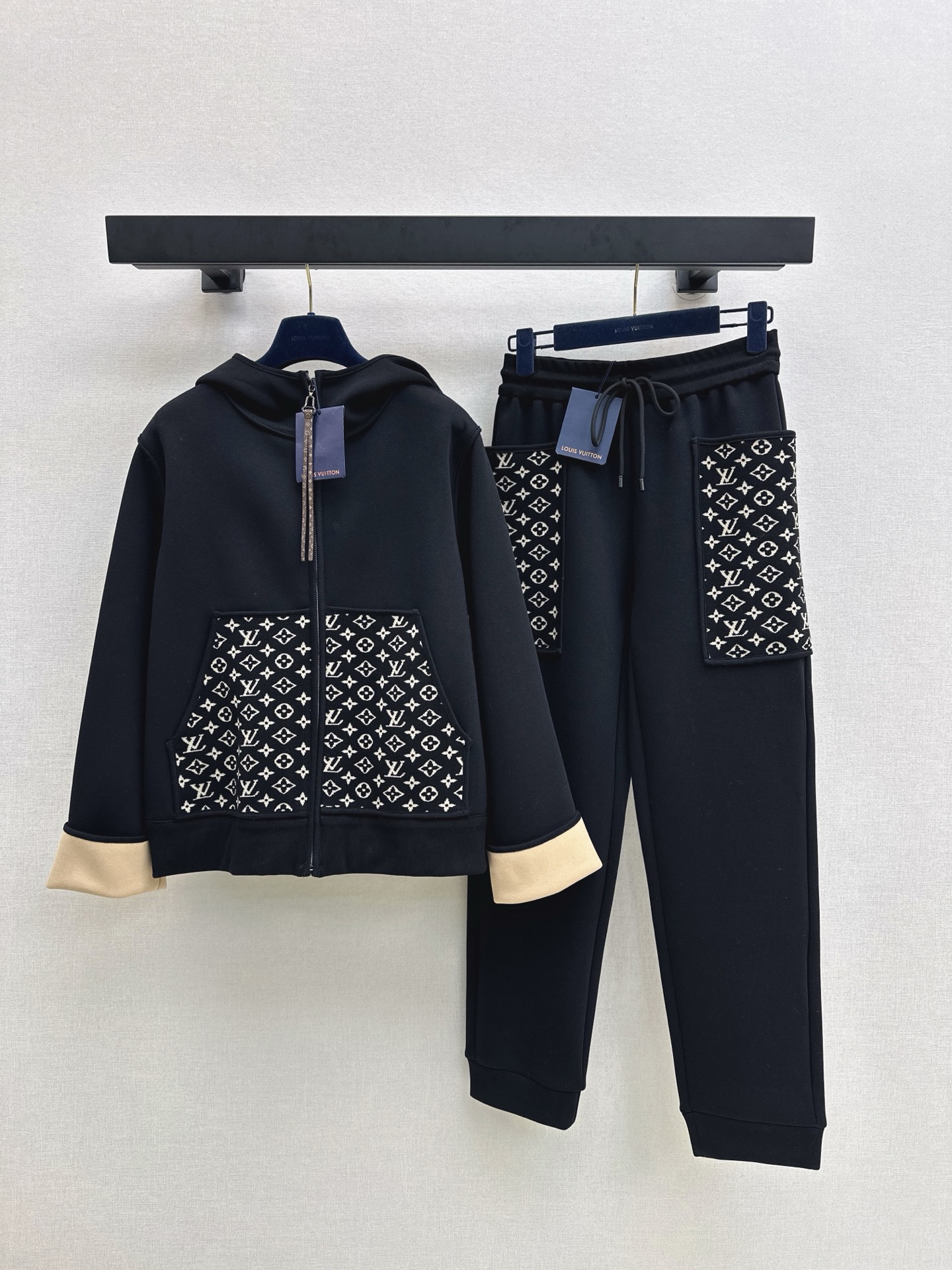 NO:508924,L Home 25Ss————The latest hooded zipper sweatshirt jacket in autumn and winter, hooded sports and casual style, slightly loose style, the upper body looks very stylish, letter jacquard pocket, the upper body is so beautiful, simple hooded design, two colors are available in stock smlxl,,louis vuitton,hoodie,sweatshirts,jackets & coats,hats,alexander wang19860909L家 25Ss————秋冬最新款连帽拉链卫衣外套 连帽运动休闲风 版型微宽松 上身很显气质时髦 字母提花口袋 上身太好看了 简约连帽设计 两色现货发售smlxl,,louis vuitton,hoodie,sweatshirts,jackets & coats,hats,alexander wang,Women's clothing