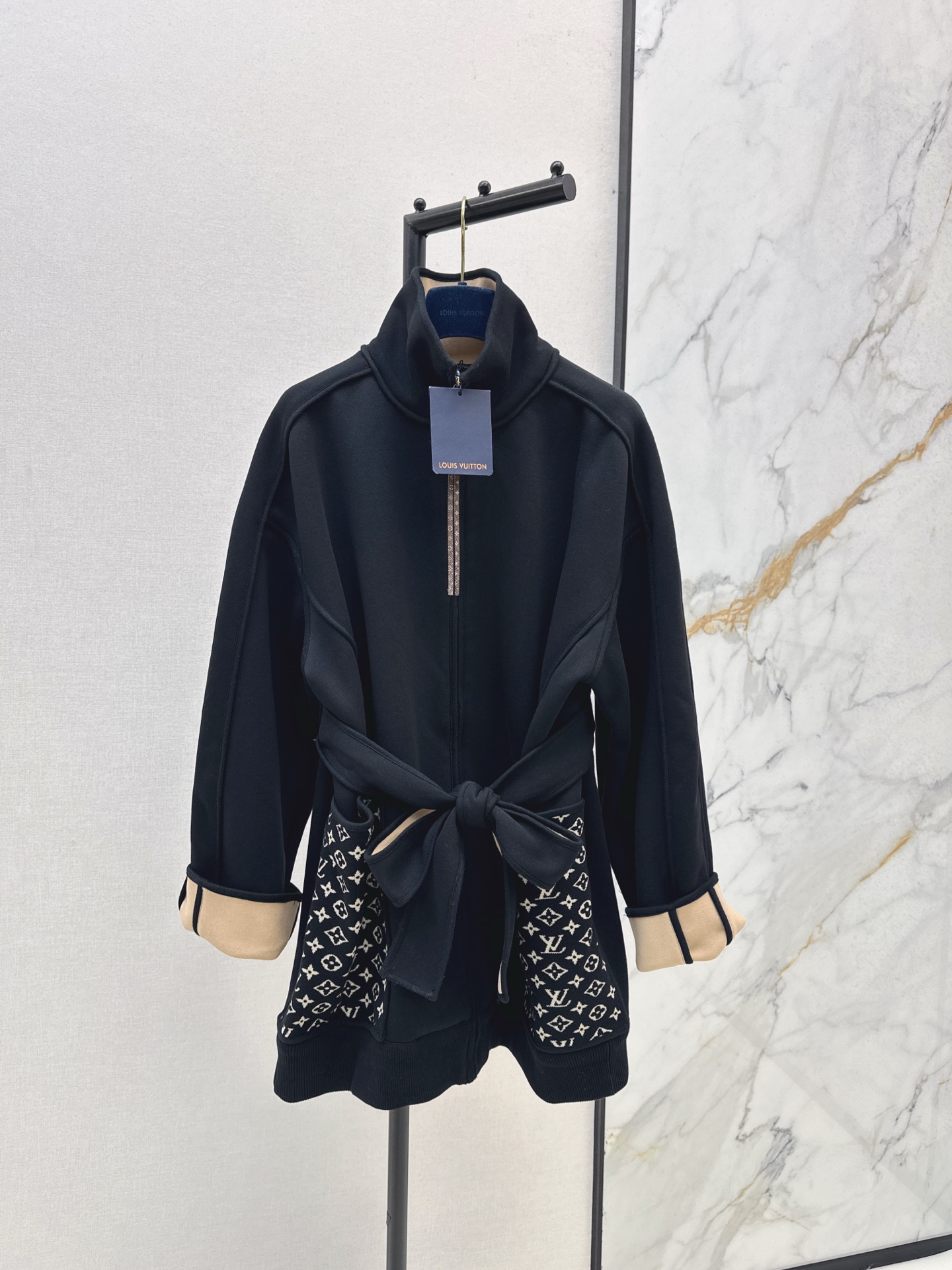 NO:508938,L Home 25Ss———The latest stand-up collar zipper mid-length jacket in autumn and winter sports and casual style stand-up collar mid-length slightly loose style, the upper body looks very elegant and fashionable, letter jacquard pocket, the upper body looks so beautiful, simple hooded design, two colors are available in stock smlxl,,louis vuitton,jackets & coats,hats,alexander wang19860909L家 25Ss————秋冬最新款立领拉链中长款外套 运动休闲风 立领中长款微宽松版型 上身很显气质时髦 字母提花口袋 上身太好看了 简约连帽设计 两色现货发售smlxl,,louis vuitton,jackets & coats,hats,alexander wang,Women's clothing