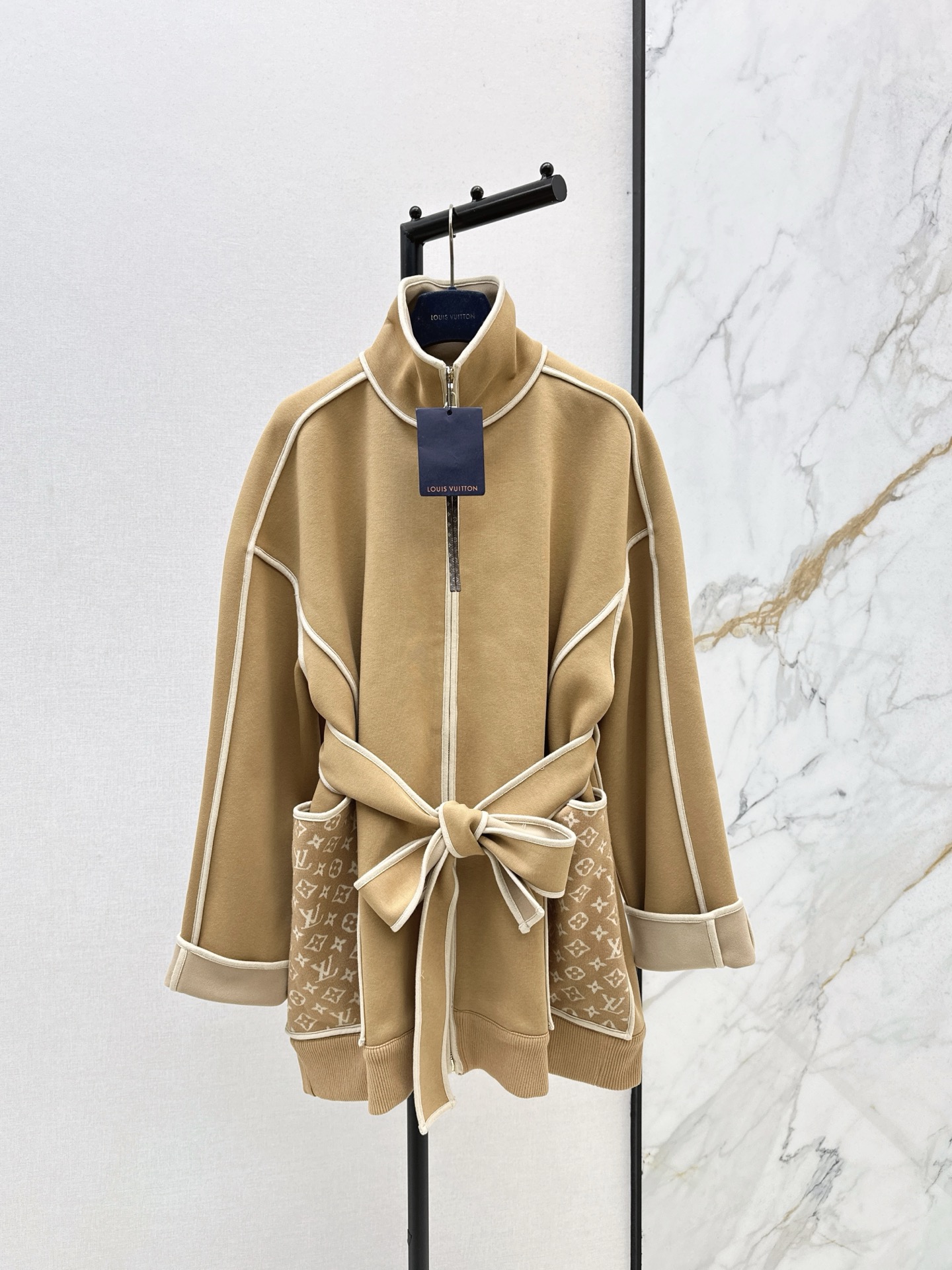 NO:508939,L Home 25Ss———The latest stand-up collar zipper mid-length jacket in autumn and winter sports and casual style stand-up collar mid-length slightly loose style, the upper body looks very elegant and fashionable, letter jacquard pocket, the upper body looks so beautiful, simple hooded design, two colors are available in stock smlxl,,louis vuitton,jackets & coats,hats,alexander wang19860909L家 25Ss————秋冬最新款立领拉链中长款外套 运动休闲风 立领中长款微宽松版型 上身很显气质时髦 字母提花口袋 上身太好看了 简约连帽设计 两色现货发售smlxl,,louis vuitton,jackets & coats,hats,alexander wang,Women's clothing