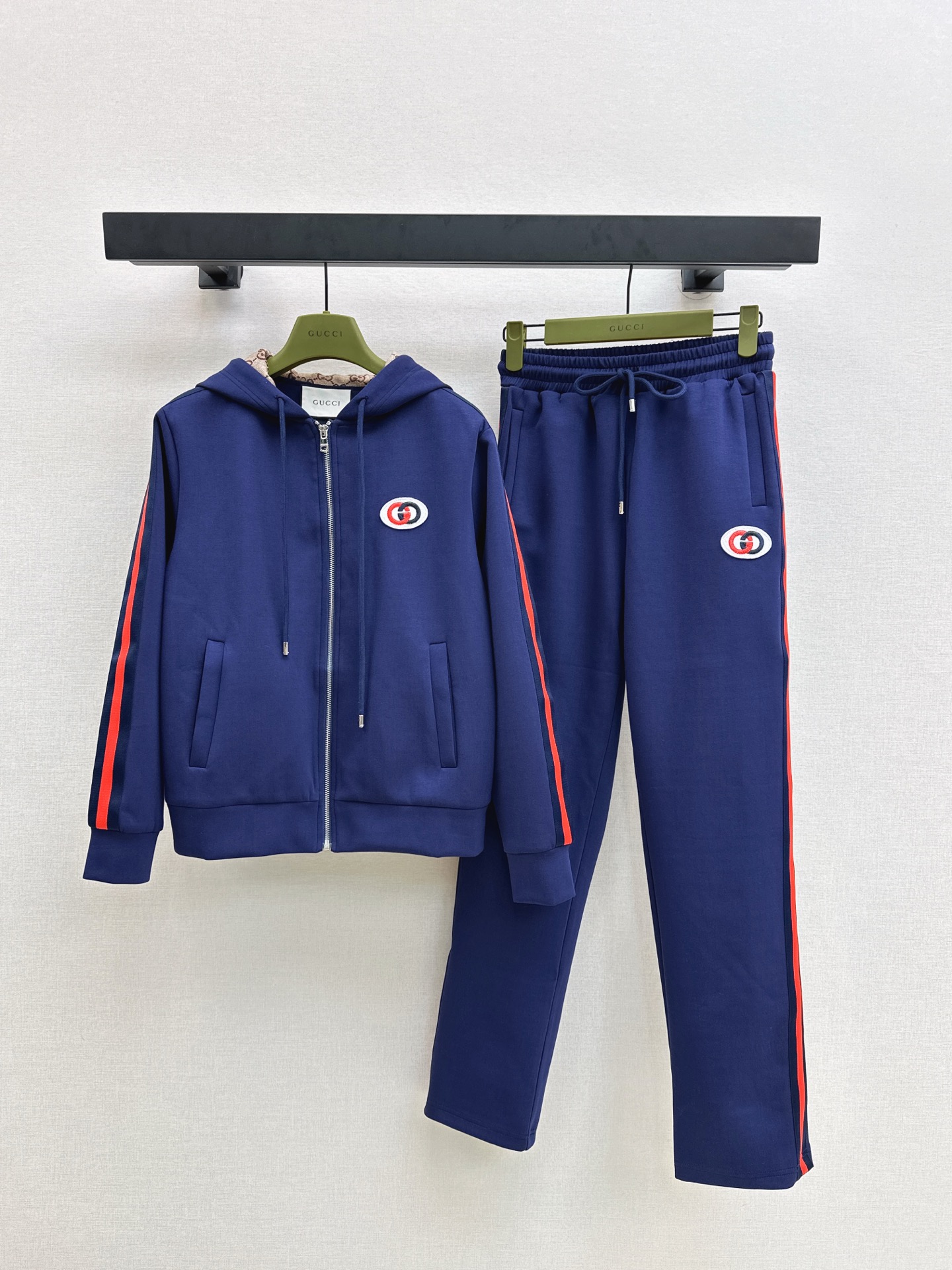 NO:508937,Gu 25Ss———The latest handsome and fashionable suit in autumn and winter. Hooded loose jacket + elastic waist trousers. Customized twill cotton. Comfortable and slurry. Fashionable. Zippered jacket tailored with wide-leg straight trousers in the same series. Comfortable and fashionable. It can be easily controlled for daily travel or leisure and entertainment. One set is available in two colors. SML, Jackets & coats,hats,alexander wang.19860909Gu 25Ss————秋冬最新款帅气时髦套装 连帽宽松外套+松紧腰长裤 定制斜纹全棉材质 舒适垂顺 穿搭洋气 拉链外套剪裁 搭配同系列阔腿直筒长裤 穿搭舒适时尚 无论日常出行还是休闲娱乐 都能轻松驾驭 一套出 两色现货发售sml,,jackets & coats,hats,alexander wang,Women's clothing