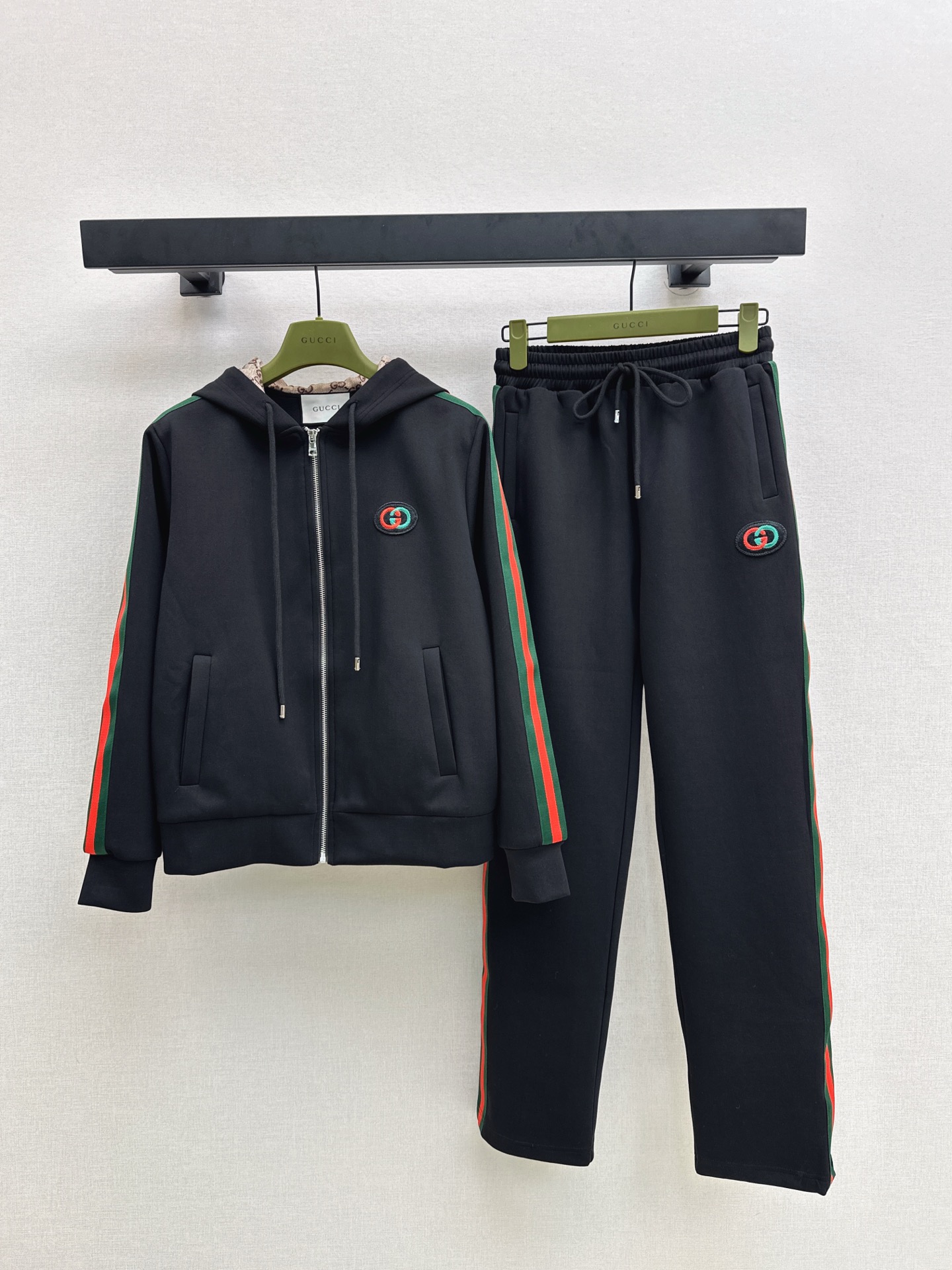 NO:508935,Hooded loose jacket + elastic waist trousers Customized twill cotton material Comfortable and sleek outfit, fashionable Zippered jacket tailored with wide-leg straight trousers in the same series Comfortable and fashionable outfit, easy to control whether you travel or entertainment, one set, two colors for sale in stock, Jackets & coats, Hats, Alexander wang19860909连帽宽松外套+松紧腰长裤 定制斜纹全棉材质 舒适垂顺 穿搭洋气 拉链外套剪裁 搭配同系列阔腿直筒长裤 穿搭舒适时尚 无论日常出行还是休闲娱乐 都能轻松驾驭 一套出 两色现货发售sml,,jackets & coats,hats,alexander wang,Women's clothing