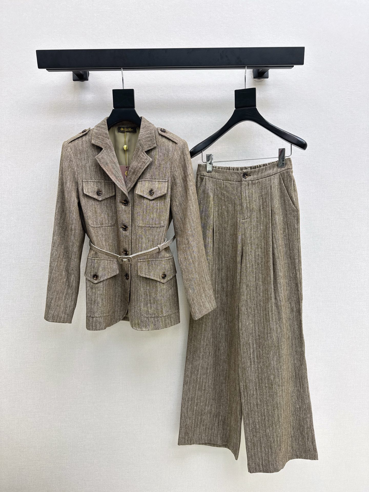 NO:508923,530L 25Ss——————The latest handsome herringbone linen suit in early autumn, long-sleeved workwear style jacket + wide-leg pants, slim and tall upper body, gentle and elegant without losing the aura, exquisite déjà vu, slim and not picky, one set, two colors are available in stock, smlxl, loro piana, jackets & coats, alexander wang19860909530L 25Ss————早秋最新款帅气人字纹亚麻套装 长袖工装风外套+阔腿裤 上身显瘦又高挑 不失气场的温柔优雅感 精致既视感版型显瘦不挑人 一套出 两色现货发售smlxl,,loro piana,jackets & coats,alexander wang,Women's clothing