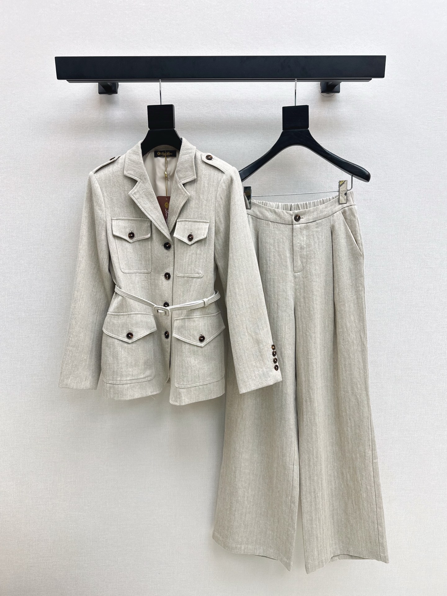 NO:508922,LP 25Ss——————The latest handsome herringbone linen suit in early autumn, long-sleeved workwear style jacket + wide-leg pants, slim and tall upper body, gentle and elegant without losing the aura, exquisite déjà vu, slim and not picky, one set, two colors are available in stock, smlxl, loro piana, jackets & coats, alexander wang19860909LP 25Ss————早秋最新款帅气人字纹亚麻套装 长袖工装风外套+阔腿裤 上身显瘦又高挑 不失气场的温柔优雅感 精致既视感版型显瘦不挑人 一套出 两色现货发售smlxl,,loro piana,jackets & coats,alexander wang,Women's clothing