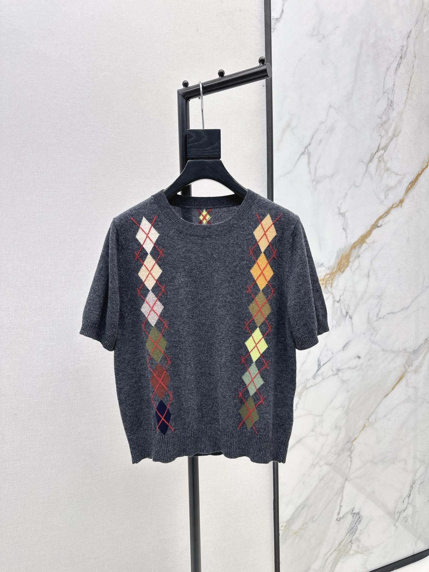 NO:508913,ER 25Ss———The latest Autumn and Winter heavy craftsmanship color diamond-shaped cashmere short-sleeved sweater with high intelligence and fashionable outfit Look~ High-end dark gray contrasting color lively and playful and age-reducing girlish temperament item Customized flower yarn imported 70 wool 30 cashmere yarn German woven super delicate and soft feel, quality control must be included, classic style is not picky for people, look slim and versatile in the upper body. Recommend a set of matching. One color is available in stock. SML, T-shirt, alexander wang19860909ER 25Ss————秋冬最新款重工艺彩色菱格嵌花羊绒短袖针织衫高知感时髦穿搭Look～高级深灰撞色灵动俏皮减龄少女风气质单品 定制花纱进口70羊毛30羊绒纱线 徳国机织超级细腻柔软的手感 品质控必入 经典版型不挑人上身显瘦又百搭 推荐一套搭配 一色现货发售sml,,T-shirt,alexander wang,Women's clothing