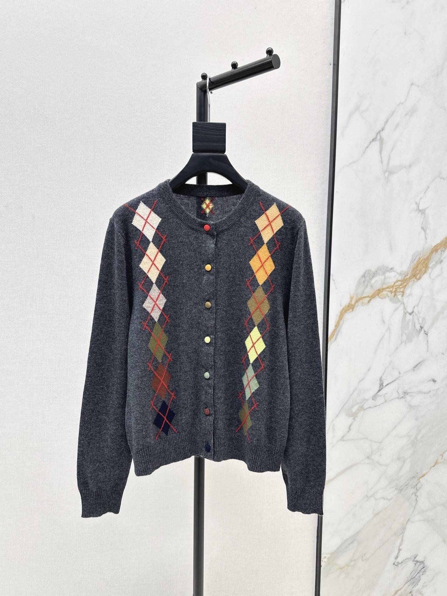 NO:508910,,340ER 25Ss———The latest craftsmanship of autumn and winter, color diamond inlay round neck cashmere cardigan, high-spirited fashionable outfit Look~ Handmade colored bag buckle, high-end dark gray contrasting color, lively and playful and age-reducing girlish style, customized flower yarn imported 70 wool 30 cashmere yarn, German woven super delicate and soft feel, quality control is a must-have, classic style is not picky for people, looking slim and versatile, recommended a series of outfits, one color is available in stock,,alexander wang19860909,340ER 25Ss————秋冬最新款重工艺彩色菱格嵌花圆领羊绒开衫高知感时髦穿搭Look～ 手工彩色包扣 高级深灰撞色灵动俏皮减龄少女风气质单品 定制花纱进口70羊毛30羊绒纱线 徳国机织超级细腻柔软的手感 品质控必入 经典版型不挑人上身显瘦又百搭 推荐一系列穿搭 一色现货发售sml,,alexander wang,Women's clothing