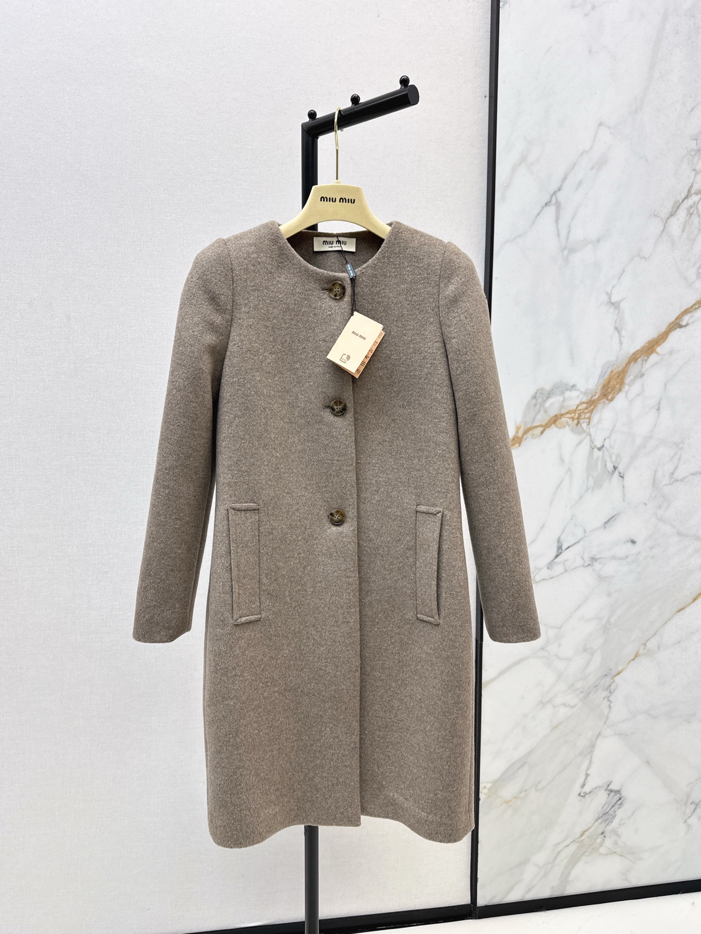 NO:508915,Miu 25SS———New autumn and winter classic single-breasted round-neck wool coat coat. The wool fabric is very high-end. Easy to grasp the Korean temperament style. Simple cut highlights the texture of the fabric. Wear the gentle and delicate style of the Korean heroine like a gentle and delicate upper body to show an elegant posture. Whether it is daily travel or business negotiation, it can make you the focus. It is definitely a classic that you cannot give up in winter. Two-color spot sml, miumiu, jackets & coats, alexander wang19860909Miu 25SS———秋冬新品经典单排扣圆领羊毛呢大衣外套 羊毛呢面料很高级 轻松拿捏韩系气质风 简约剪裁更突出面料质感 穿出韩式女主般的温柔细腻版型上身展现优雅姿态 无论是日常出行还是商务洽谈 都能让你成为焦点 绝对是你冬日里无法割舍的经典 两色现货发售sml,,miumiu,jackets & coats,alexander wang,Women's clothing