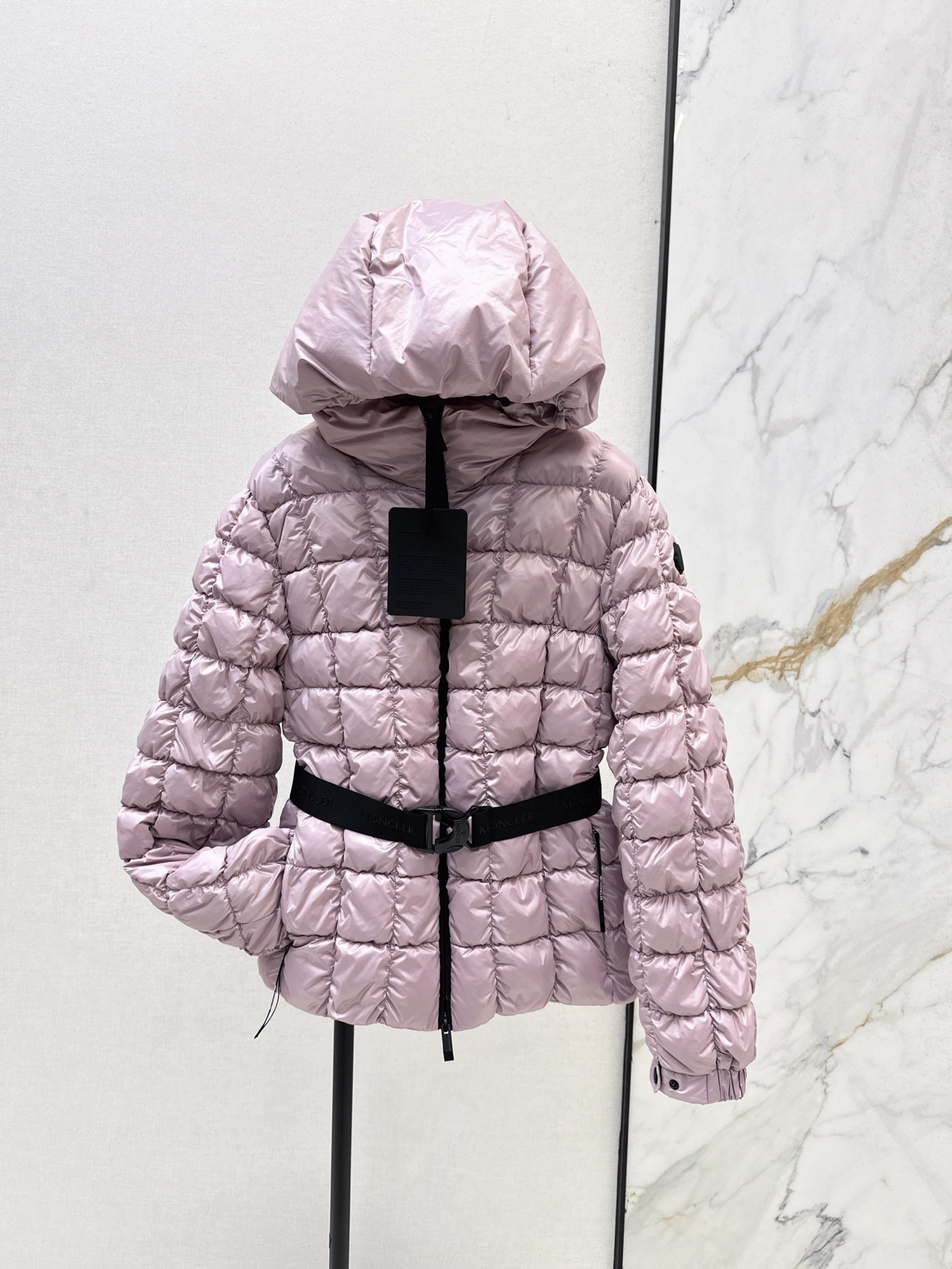 NO:508909,With dust bag MC 25Ss—————The latest small square black label stand-up collar down jacket imported from the machine imported from the machine, the lattice of the styling of the styling of the autumn and winter, the warm artifact of the stacked shape of the imported from the machine, the light and warm fabric, the gaps of the imported machine are exquisitely crafted, the national standard 90 white goose down filling, yb hardware accessories, the details are very important, recommended, the two colors are available in stock 0/1/2,, down jacket, alexander wang19860909配防尘袋MC 25Ss—————秋冬最新款小方形黑标立领羽绒服进口机压线格工艺 经典H版型 演绎秋冬叠搭造型保暖神器 轻盈保暖面料 进口机缝隙做工精致 国标90白鹅绒填充 yb五金配件 细节很加分 推荐 两色现货发售0/1/2,,down jacket,alexander wang,Women's clothing