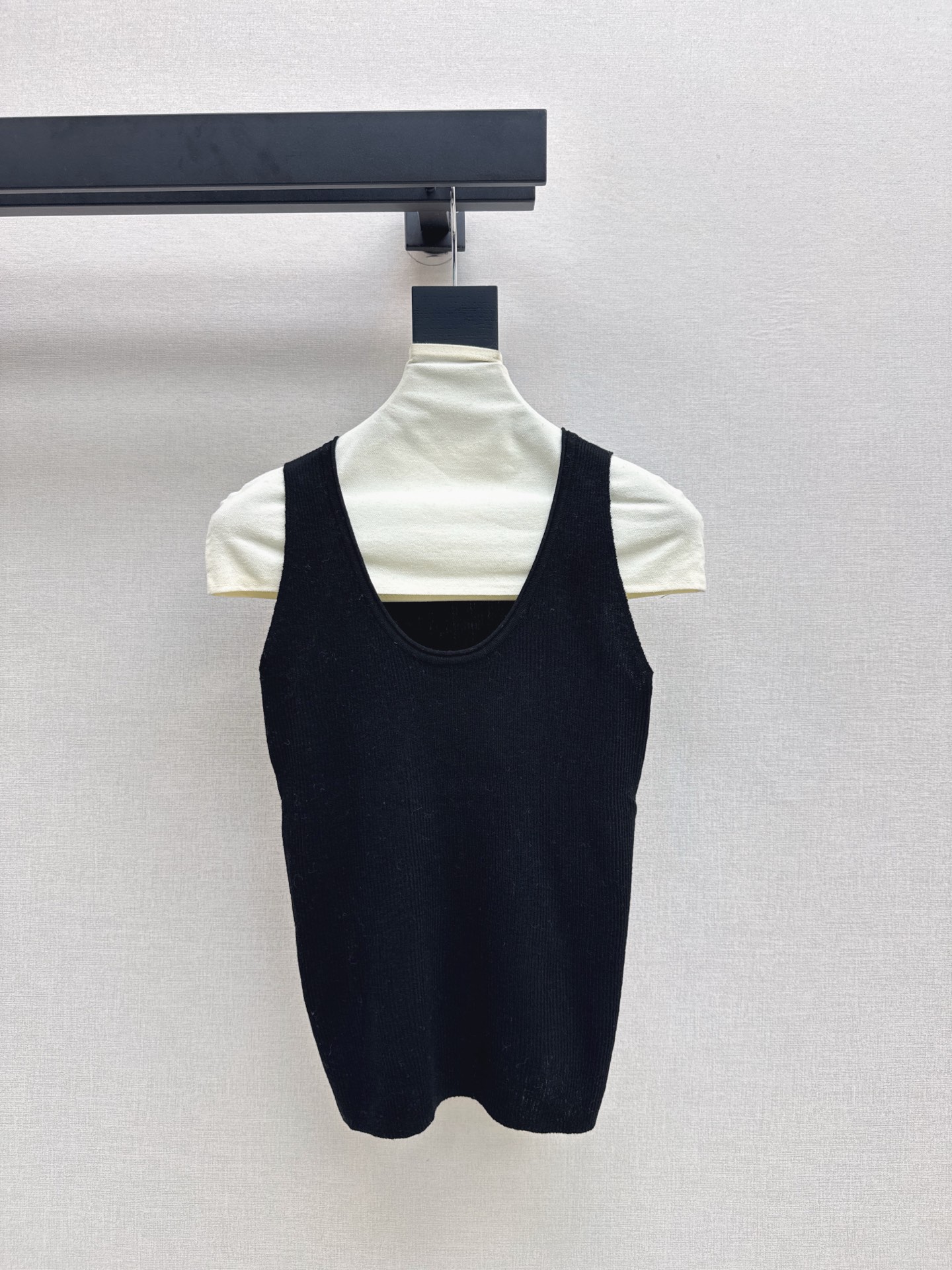 NO:508900,The essential items for daily wear Row 25Ss———The latest minimalist style of autumn and winter minimalist style sleeveless knitted vests. Items that look good when you go out on the street. Wear alone or base. You can match them with pants or skirts. The actual wear rate is 100%. The wool yarn fabric is elastic and the upper body is very comfortable. Four colors are available for sale in stock. SML, skirts, alexander wang19860909日常穿搭必备小单品 Row 25Ss————秋冬最新款极简风穿搭无袖针织小背心 日常出街随意搭配都好看的单品 单穿或者打底 不管是裤子还是半裙都能搭 实穿率百分百 羊毛纱线面料有弹性 上身很舒服 四色现货发售sml,,skirts,alexander wang,Women's clothing