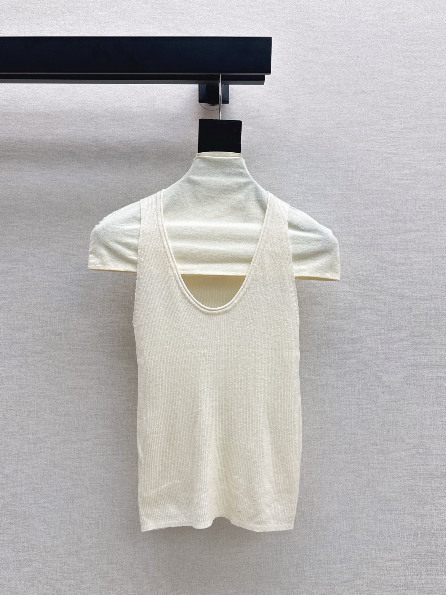 NO:508897,The essential items for daily wear Row 25Ss———The latest minimalist style of autumn and winter minimalist style sleeveless knitted vests. Items that look good when you go out on the street. Wear alone or base. You can match them with pants or skirts. The actual wear rate is 100%. The wool yarn fabric is elastic and the upper body is very comfortable. Four colors are available for sale in stock. SML, skirts, alexander wang19860909日常穿搭必备小单品 Row 25Ss————秋冬最新款极简风穿搭无袖针织小背心 日常出街随意搭配都好看的单品 单穿或者打底 不管是裤子还是半裙都能搭 实穿率百分百 羊毛纱线面料有弹性 上身很舒服 四色现货发售sml,,skirts,alexander wang,Women's clothing