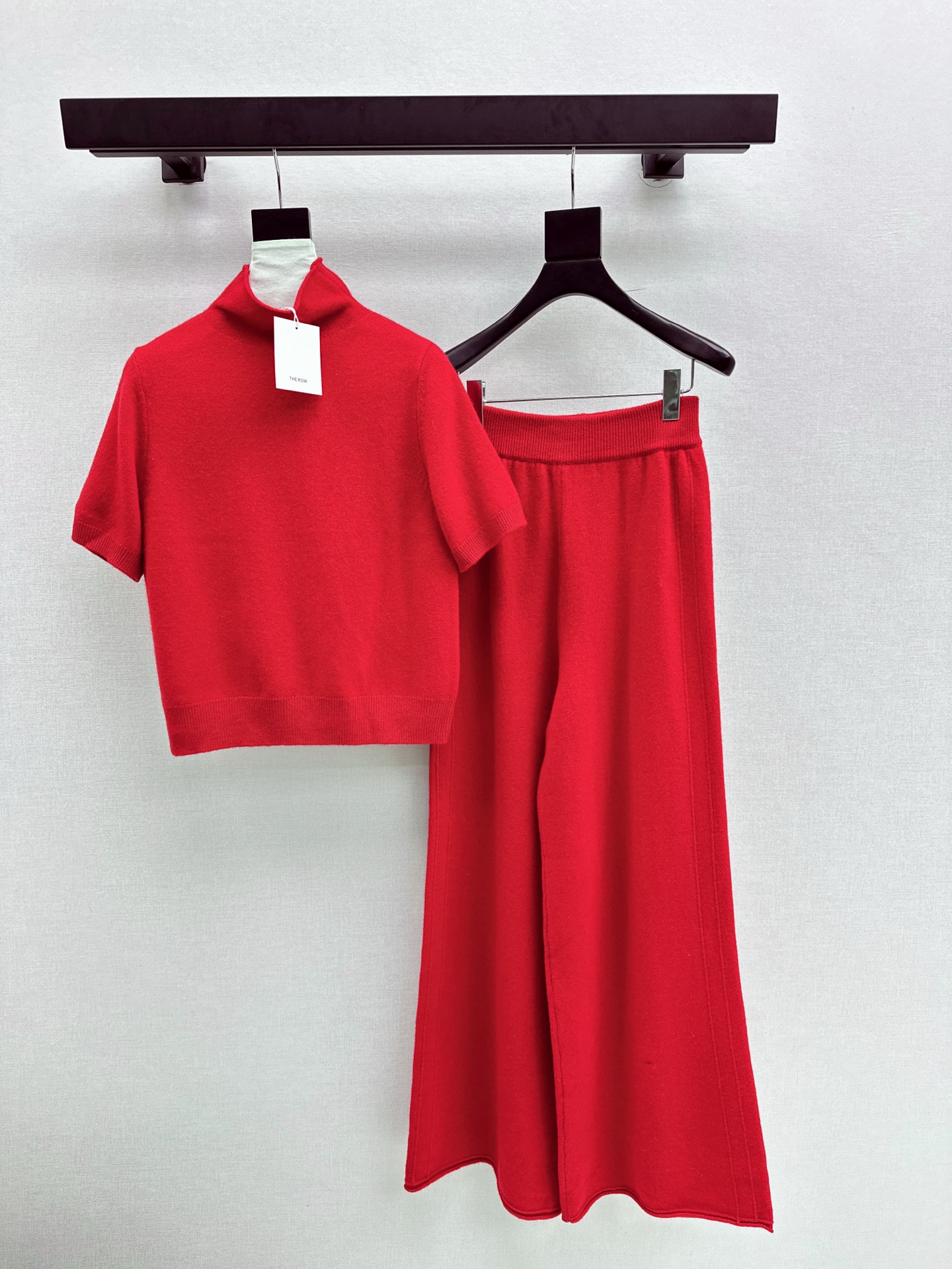 NO:508894,Exclusive model ~ Row 25Ss——The latest minimalist wool suit in autumn and winter, high-neck short-sleeved knitted sweater + elastic waist straight pants, 100% thickened wool yarn, warmth online~ Customer-designed series, easy to wear until screaming~ Both the color and the style are impeccable. A must-have set for lazy people looks good no matter how you match it. Minimalist old money style fashionable Look, a set of three colors are available in stock. SML, sweaters, T-shirt, alexander wang19860909独家款～ Row 25Ss———秋冬最新款极简风羊毛套装高领短袖针织毛衣+松紧腰直筒裤 加厚百分百羊毛纱线 保暖度在线～ 客定爆单系列 好穿到尖叫～颜色跟版型都无可挑剔 懒人必备一套怎么搭都好看 极简老钱风时髦Look 一套出 三色色现货发售sml,,sweaters,T-shirt,alexander wang,Women's clothing