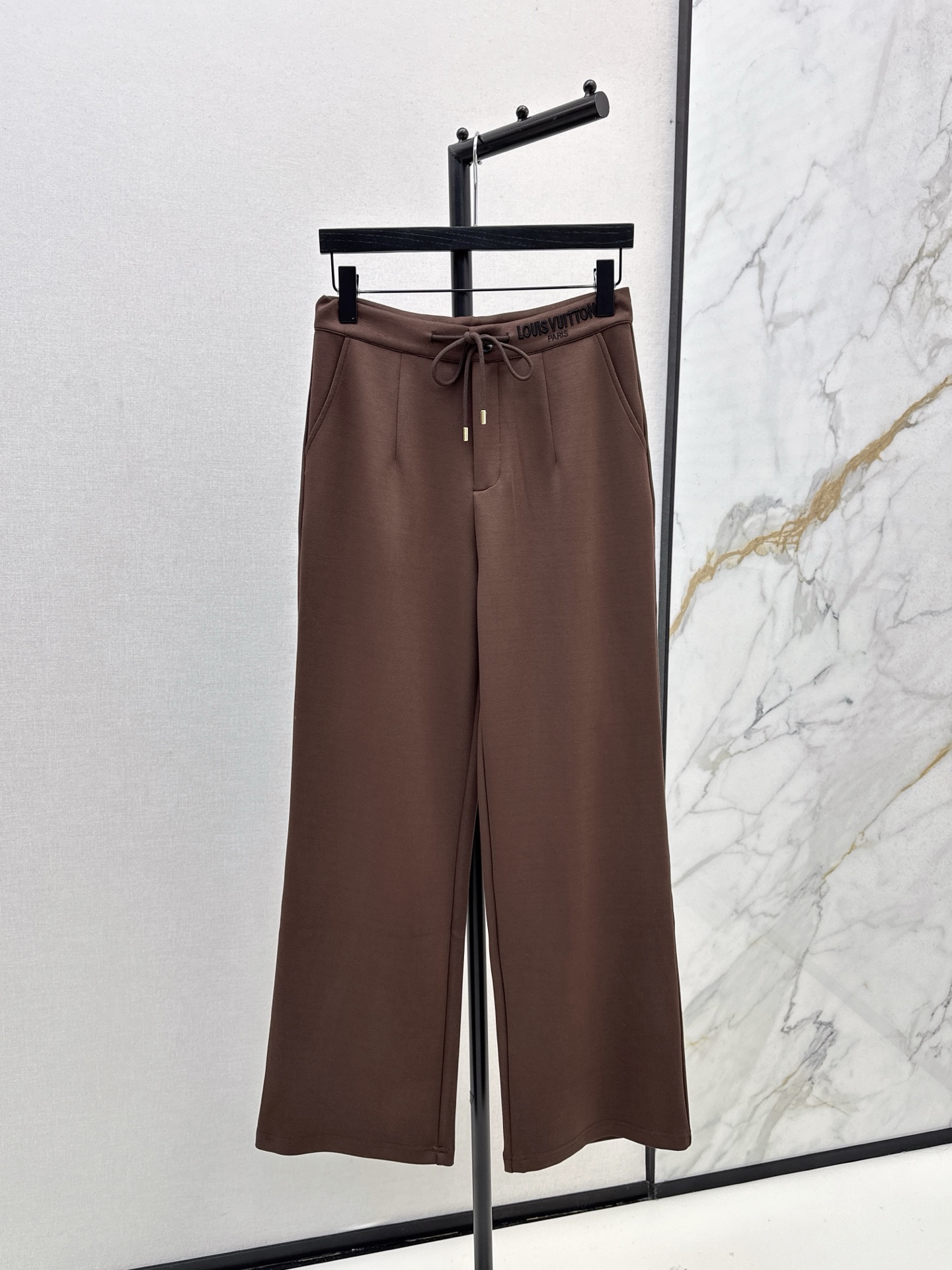 NO:517569,L's 25Ss———The latest style of letter embroidered decorative casual pants in autumn and winter is not picky about body requirements. The upper body is particularly good!  The matching style is also very popular. Exquisite and high-end customization. The textured fabric is super texture. Retro and elegant. The upper body is cool and handsome. The age-reducing fashionable style. Two colors are available for sale in stock., louis vuitton, alexander wang.19860909L家 25Ss————秋冬最新款字母刺绣装饰休闲裤不挑剔身形要求 上身特别赞！搭配的风格也很通吃 精致高级定制 富有肌理感的面料质感超赞 复古优雅 上身酷帅减龄时髦精 两色现货发售sml,,louis vuitton,alexander wang,Women's clothing