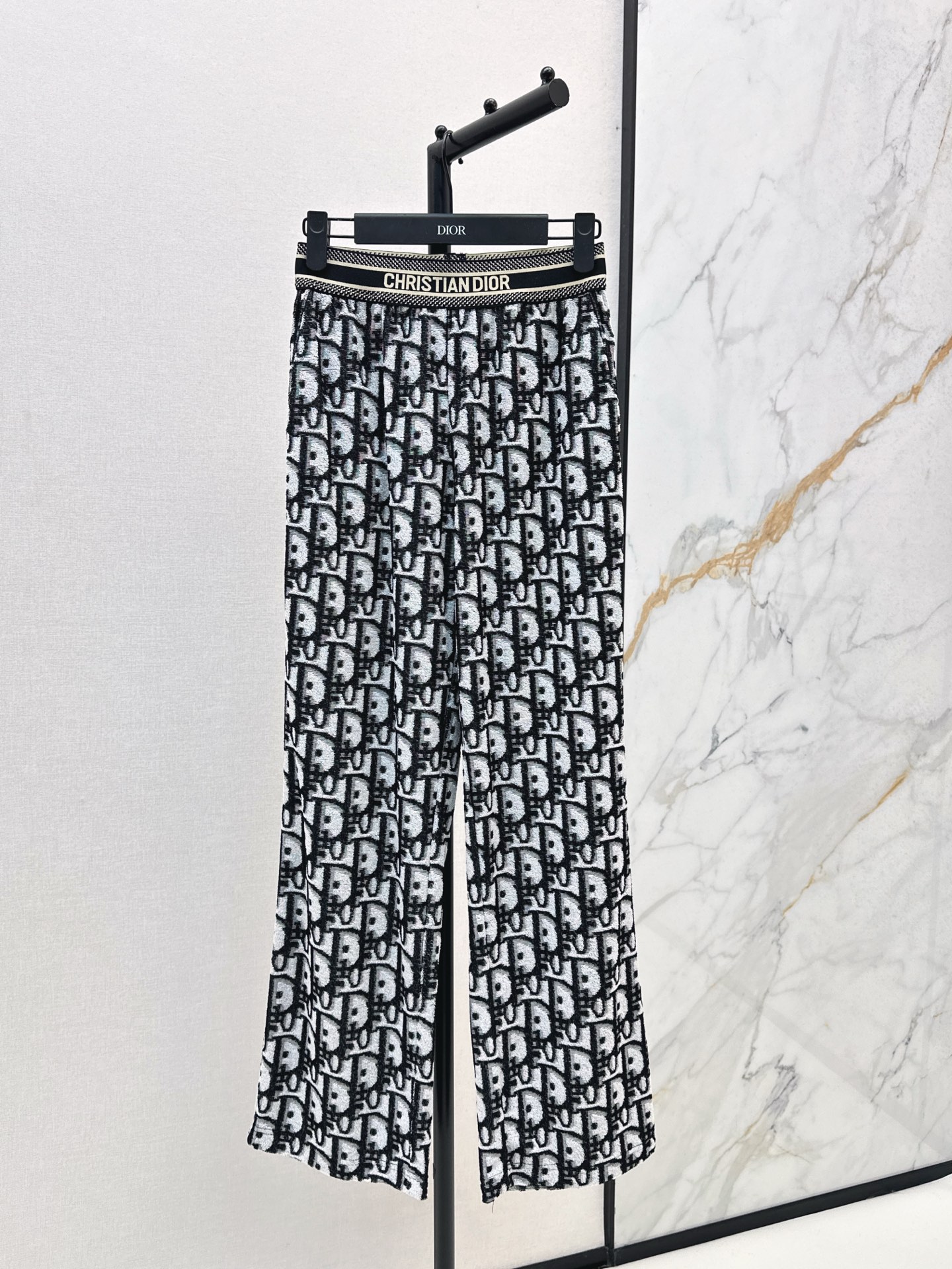 NO:517564,CD 25Ss———The latest classic logo casual pants in autumn and winter are not picky about their body requirements. The upper body is particularly good!  The matching style is also very popular. Exquisite and high-end customization. The textured fabric has a great texture. Retro and elegant. The upper body is cool and handsome. The age-reducing fashionable style. The one-size-size-spot sml is available for sale, alexander wang.19860909CD 25Ss————秋冬最新款经典logo休闲裤不挑剔身形要求 上身特别赞！搭配的风格也很通吃 精致高级定制 富有肌理感的面料质感超赞 复古优雅 上身酷帅减龄时髦精 一色现货发售sml,,alexander wang,Women's clothing