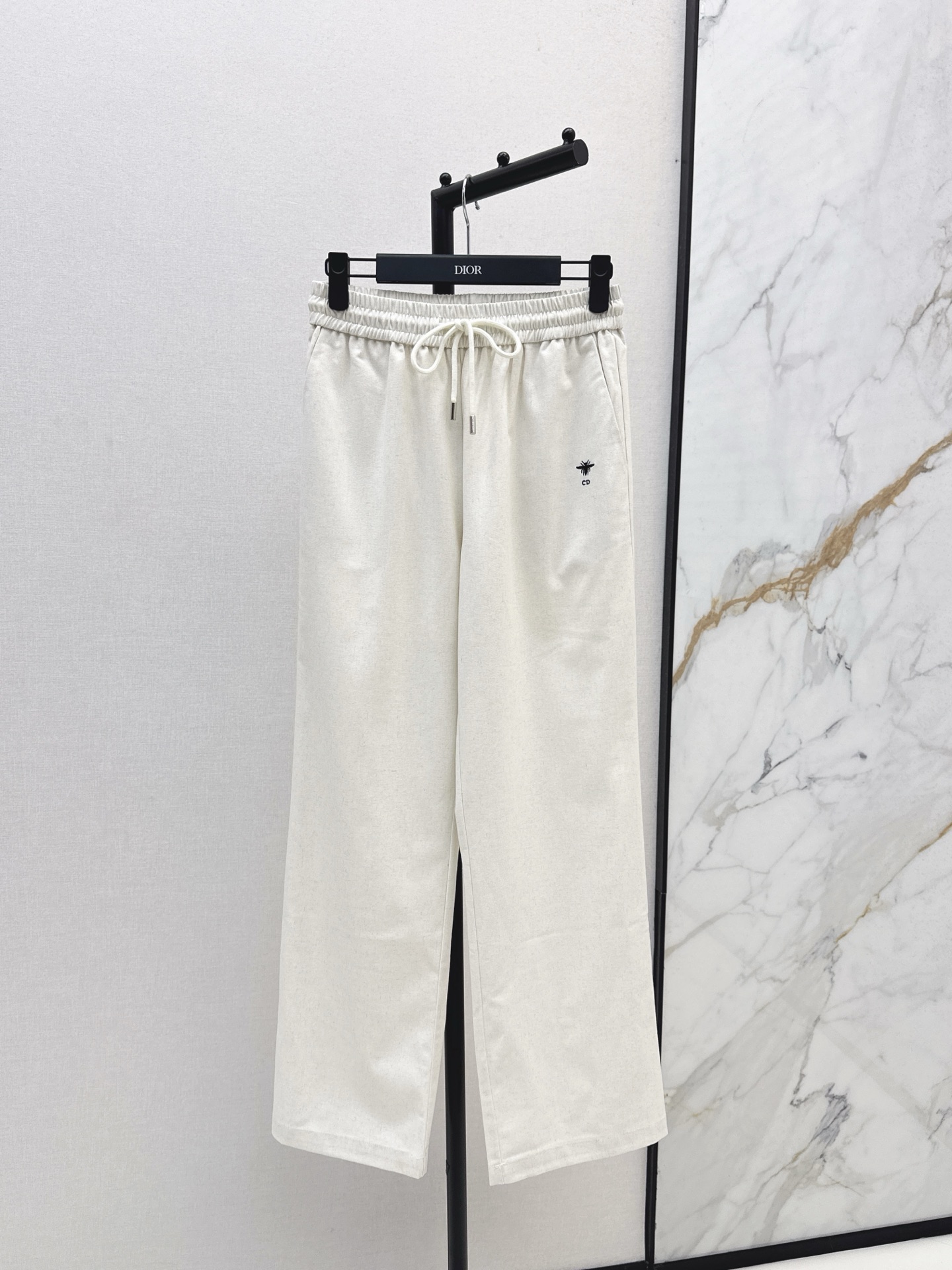 NO:517560,CD 25Ss———The latest autumn and winter bee embroidered decorative casual pants are not picky about body shape requirements. The upper body is particularly good!  The matching style is also very popular. Exquisite and high-end customization. The textured fabric is super texture. Retro and elegant. The upper body is cool and handsome. The age-reducing fashionable style. Two colors are available for sale in stock. Alexander wang.19860909CD 25Ss————秋冬最新款蜜蜂刺绣装饰休闲裤不挑剔身形要求 上身特别赞！搭配的风格也很通吃 精致高级定制 富有肌理感的面料质感超赞 复古优雅 上身酷帅减龄时髦精 两色现货发售sml,,alexander wang,Women's clothing