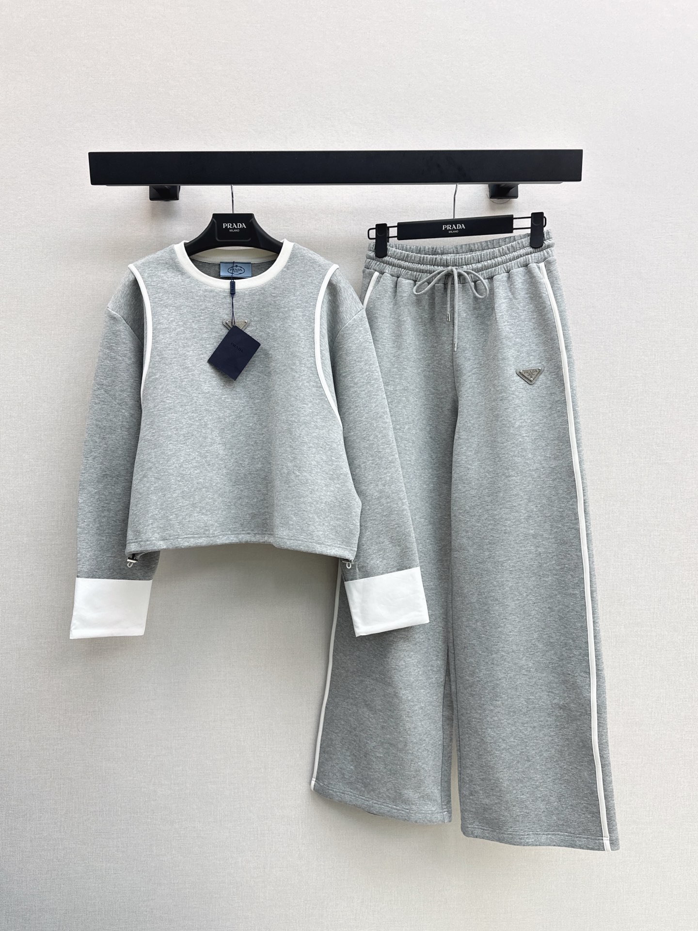 NO:517555,PD 25Ss———The latest handsome and fashionable suits in autumn and winter, contrasting sleeves round neck sweatshirt + elastic waist trousers, customized twill cotton material, comfortable and smooth, fashionable, comfortable and fashionable, easy to control whether you travel or leisure and entertainment, one set, one color is available in stock, sml, hoodie, sweatshirts, alexander wang19860909PD 25Ss————秋冬最新款帅气时髦套装撞色袖圆领卫衣 +松紧腰长裤 定制斜纹全棉材质 舒适垂顺 穿搭洋气 穿搭舒适时尚 无论日常出行还是休闲娱乐 都能轻松驾驭 一套出 一色现货发售sml,,hoodie,sweatshirts,alexander wang,Women's clothing