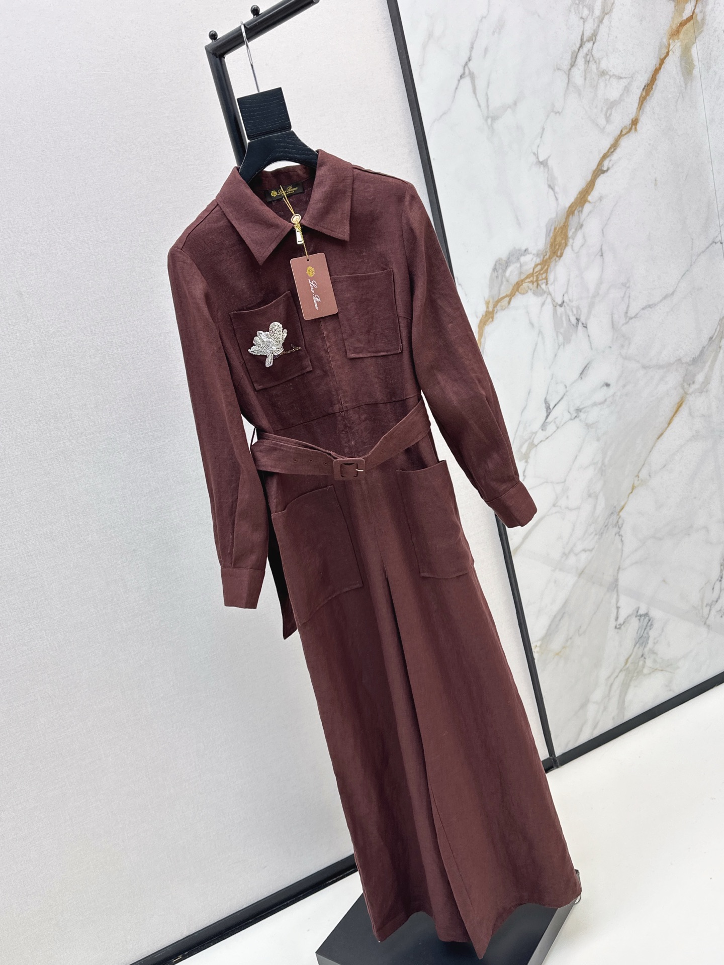 NO:517540,Fashionable outfit LP 25Ss————————The latest three-dimensional flower embroidered lapel jumpsuit in early autumn and winter. Super fashionable. Lazy gossip. The style is great. The lower body is straight-leg pants. The fabric is thin but it can maintain the style very well. The belt is waist-hugging and the ratio is divided into 37. The upper body is 1.8 meters long legs. It looks huge. One color is on sale in stock. SML, loro piano, alexander wang19860909时髦一件穿搭 LP 25Ss—————早秋冬最新款立体花朵刺绣翻领连体裤 超级洋气 懒人福音 版型剪裁很棒 下半身是直筒裤型 面料轻薄但能很好保持版型 腰带收腰并且分割了三七比例 上身就是一米八长腿身材 巨显高 一色现货发售sml,,loro piana,alexander wang,Women's clothing