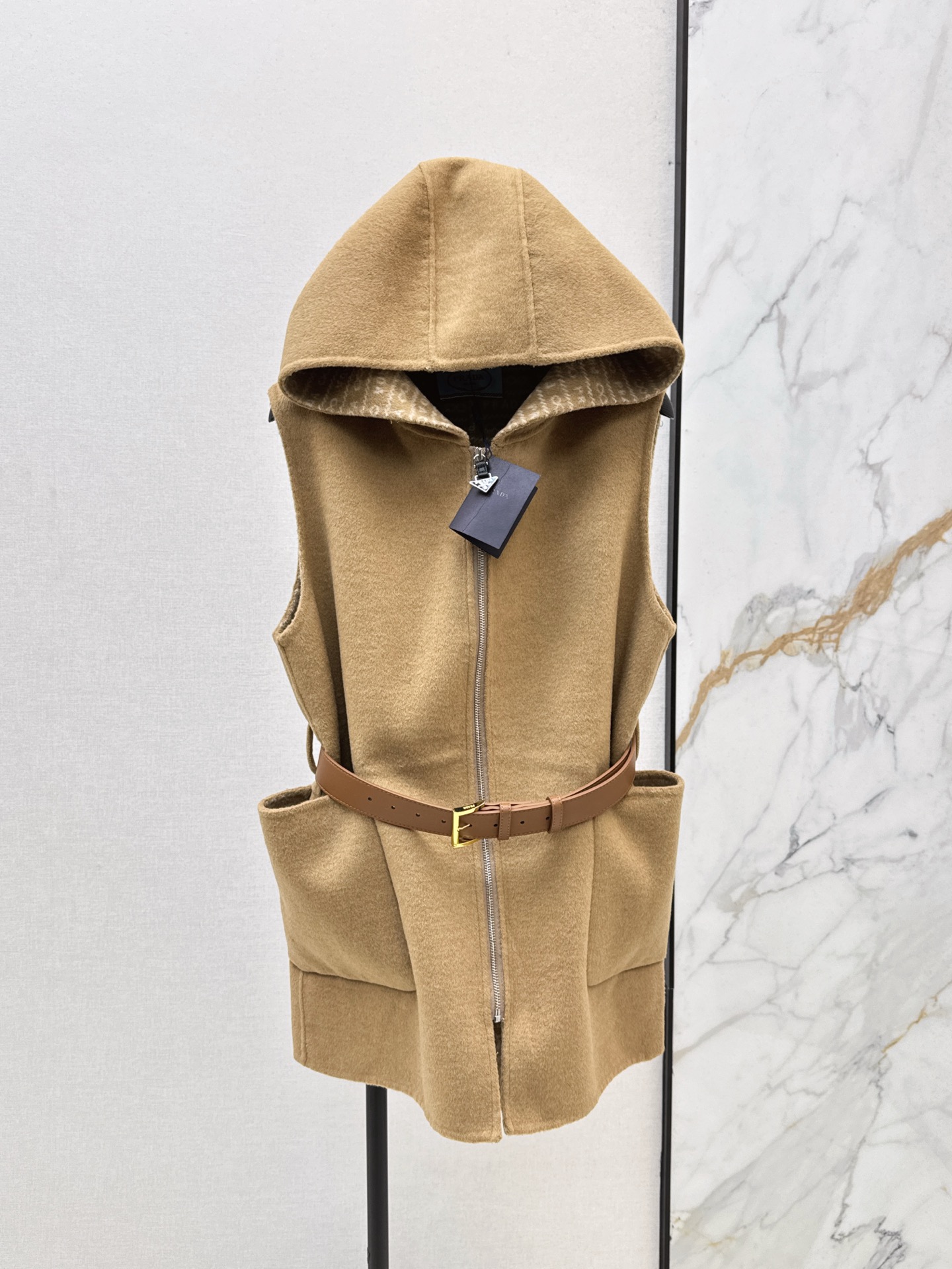 NO:517527,With dust bag PD 25Ss———The latest style of Gray girls' letters inside hooded wool vest, casual and fashionable upper body looks slim and tall, imported wool fabric is of excellent texture, simple cut more prominent fabric high-quality texture, wears the gentle and delicate like a Korean female lead, and the upper body shows an elegant posture. Whether it is daily travel or business negotiation, it can make you the focus. Three colors are available for sale in stock, hats, alexander wang19860909配防尘袋PD 25Ss————秋冬最新款格雷系女孩字母内里连帽羊毛呢马甲 休闲时髦上身显瘦又高挑 进口羊毛面料质感超赞 简约剪裁更突出面料高级质感 穿出韩式女主般的温柔细腻 上身展现优雅姿态 无论是日常出行还是商务洽谈 都能让你成为焦点 三色现货发售sml,,hats,alexander wang,Women's clothing