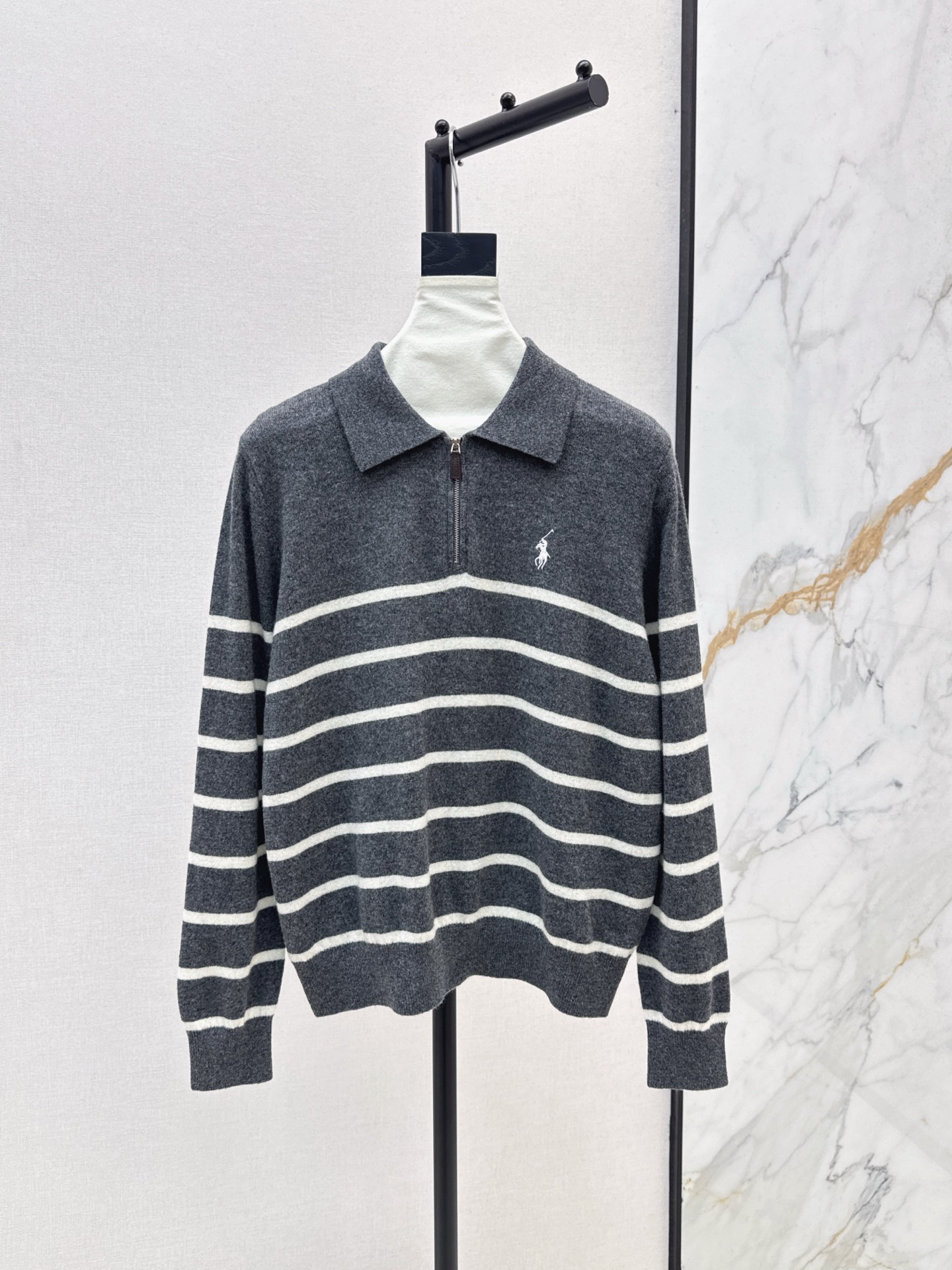 NO:517513,RL 25Ss———The latest lapel striped sweater in autumn and winter. Wear sweaters in winter. Warm atmosphere. Feel logo, horse embroidery, low-key design. The upper body is very good. Two colors are on sale in stock. SML, sweaters, alexander wang19860909RL 25Ss————秋冬最新款翻领条纹毛衣 冬天就是要穿毛衣 温暖的氛围感 有种韩剧女主Feel logo战马刺绣低调设计 上身却很高颜值 两色现货发售sml,,sweaters,alexander wang,Women's clothing