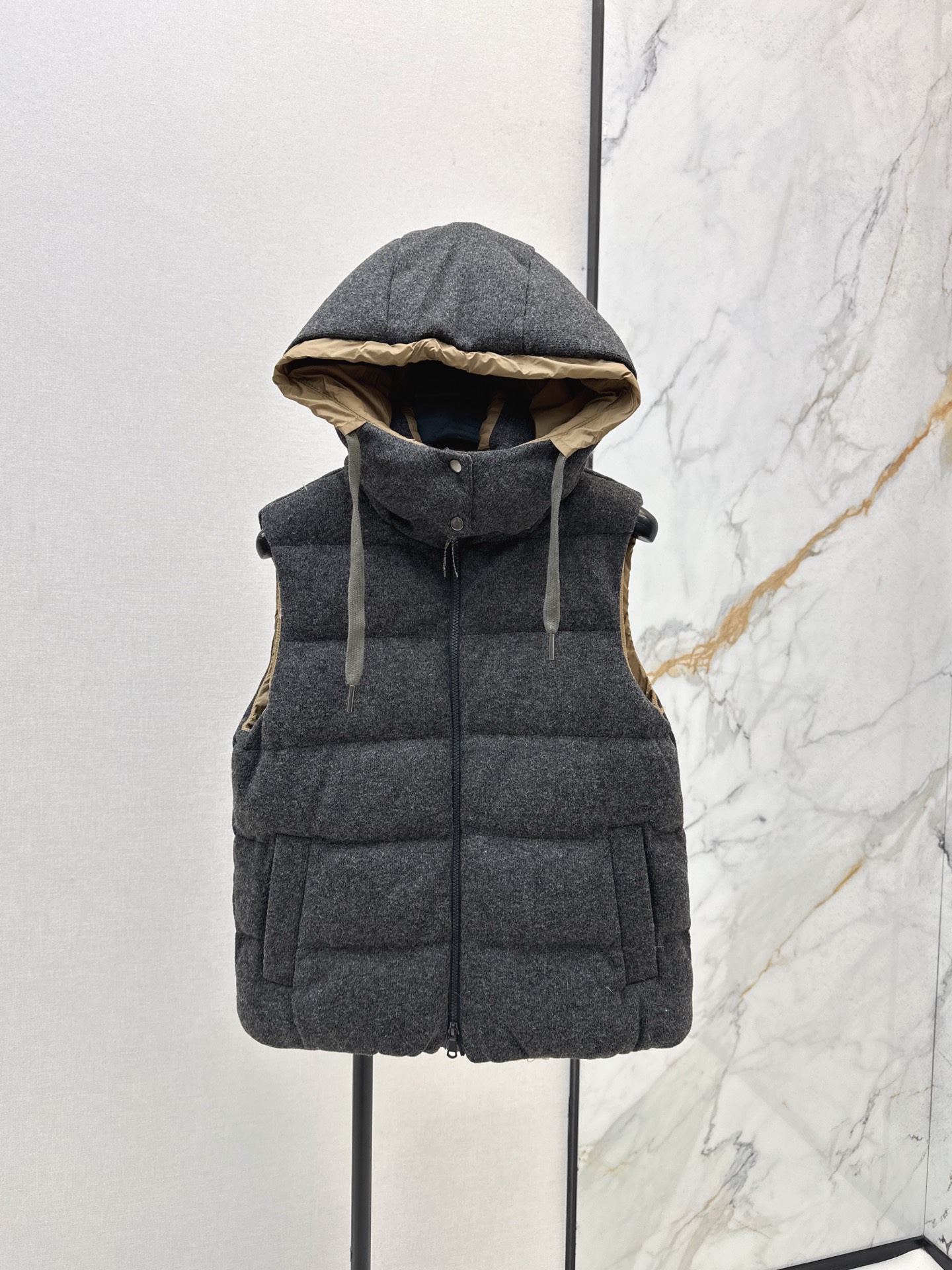 NO:517505,With dust bag Bc 25Ss———The latest simple hooded down vest in autumn and winter, classic H-style tailoring, classic and fashionable and handsome, original letter logo decoration on the side, highlighting brand recognition, national standard 90 velvet imported recycled nylon fabric with excellent texture, imported machine sewn, original hardware accessories, complete labels and hangings Recommended, two colors for sale in stock, two codes,, down jacket, hats, alexander wang19860909配防尘袋Bc 25Ss———秋冬最新款简约连帽羽绒马甲经典H版型剪裁 经典时髦又帅气 侧面原版字母logo装饰 彰显品牌辨识度 国标90绒进口再生尼龙面料质感超赞 进口机缝制 原版五金配件 标吊齐全 推荐 两色现货发售ml 两个码,,down jacket,hats,alexander wang,Women's clothing