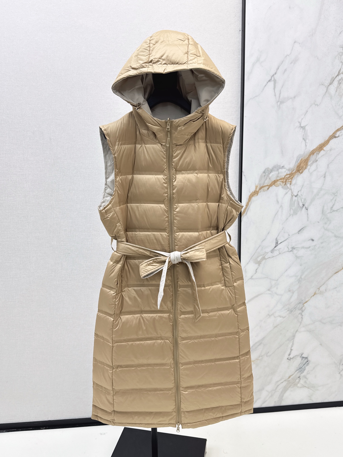 NO:517501,With dust bag Max 25Ss———The latest long double-sided down vest in autumn and winter, one outfit and multiple wears three-dimensional long H-shaped cut, versatile and not picky, warm and refuse to be bloated, national standard 90 velvet filling, imported fabric texture is excellent, imported machine sewing smooth line technology, three-color spot sale mlxl, down jacket, alexander wang19860909配防尘袋Max 25Ss———秋冬最新款长款双面羽绒马甲一衣多穿 立体长款H版型裁剪 百搭不挑人 保暖拒绝臃肿 国标90绒填充 进口面料质感超赞 进口机缝制流畅线条工艺 三色现货发售mlxl,,down jacket,alexander wang,Women's clothing