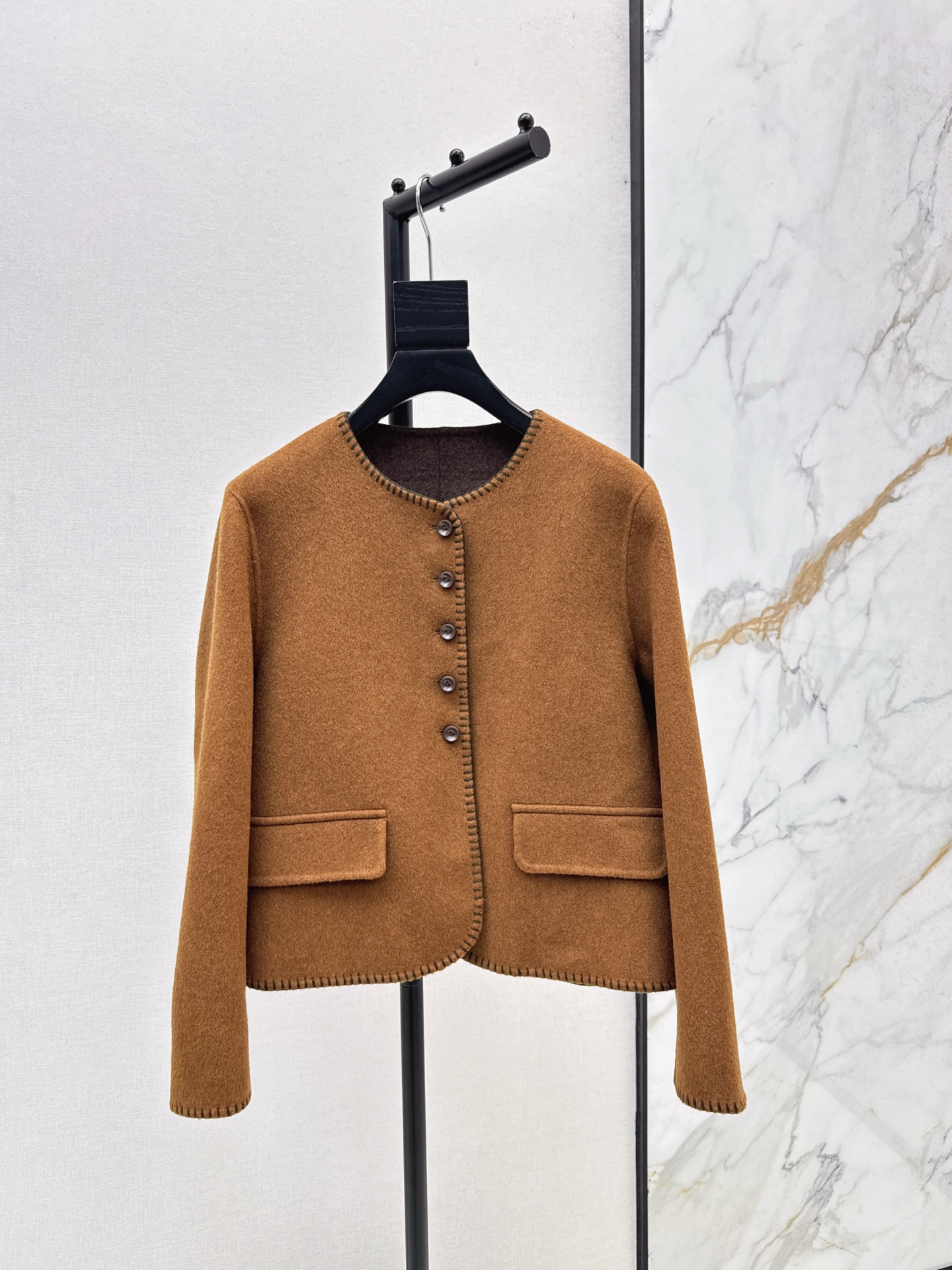 NO:517489,Max 25Ss———The latest hand-made hooked wool nylon two-color round neck jacket in autumn and winter. Recommended high-end temperament. Very versatile and white. The round neck box style is simple but very atmospheric. The right silhouette is made of wool double-sided nylon. It is lighter and warm. Texture is online. Three-color spot-on sml, Jackets & coats, alexander wang19860909Max 25Ss————秋冬最新款手工勾线羊毛尼双色圆领外套 推荐高级气质感 非常百搭显白 圆领箱型版型设计简约却非常大气 恰到好处的廓形 采用羊毛双面尼 比较轻便又有保暖效果 质感在线 三色现货发售sml,,jackets & coats,alexander wang,Women's clothing