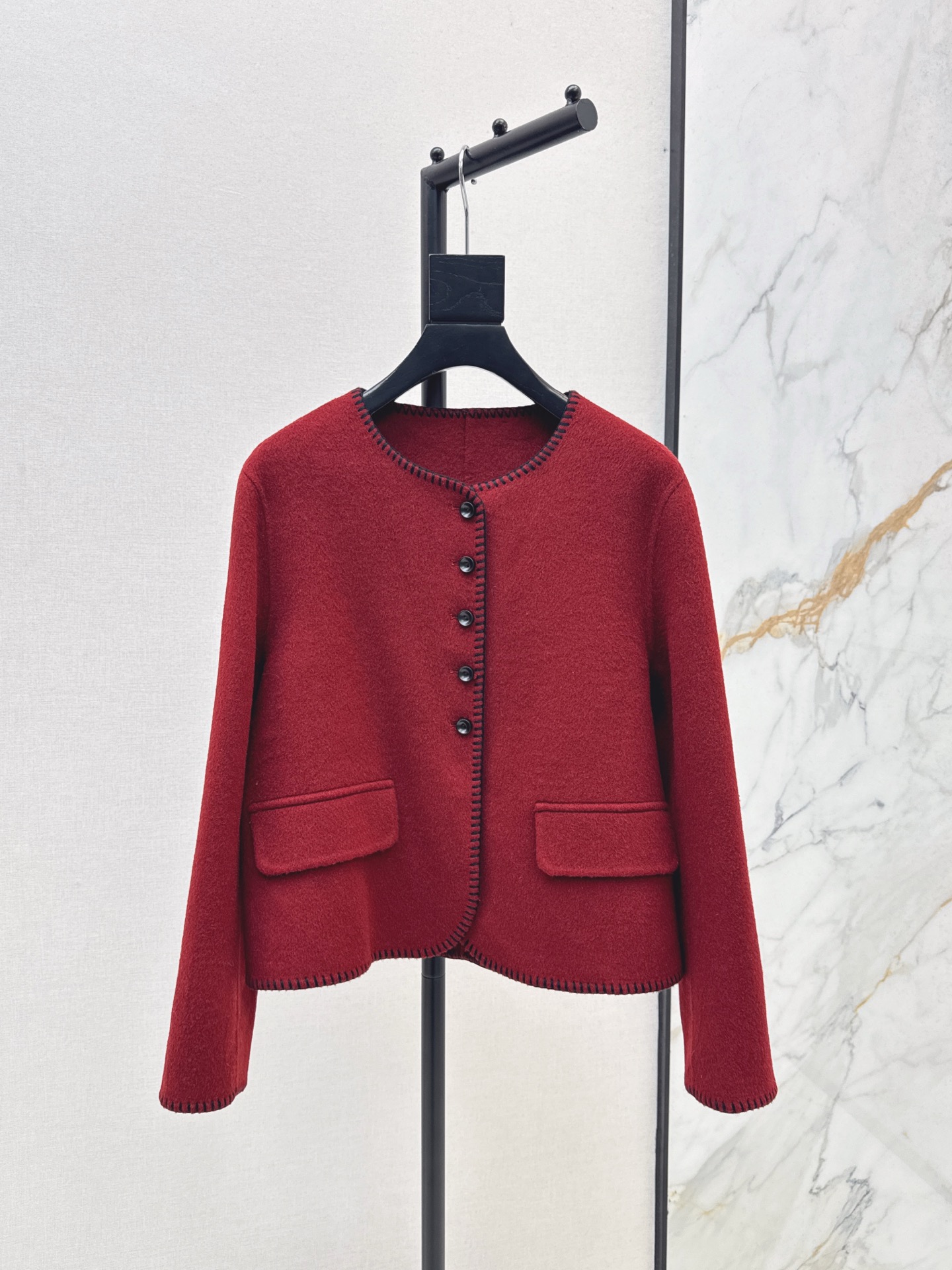 NO:517524,Max 25Ss———The latest hand-made hooked wool nylon two-color round neck jacket in autumn and winter. Recommended high-end temperament. Very versatile and white. The round neck box style is simple but very atmospheric. The right silhouette is made of wool double-sided nylon. It is lighter and warm. Texture is online. Three-color spot-on sml, Jackets & coats, alexander wang19860909Max 25Ss————秋冬最新款手工勾线羊毛尼双色圆领外套 推荐高级气质感 非常百搭显白 圆领箱型版型设计简约却非常大气 恰到好处的廓形 采用羊毛双面尼 比较轻便又有保暖效果 质感在线 三色现货发售sml,,jackets & coats,alexander wang,Women's clothing