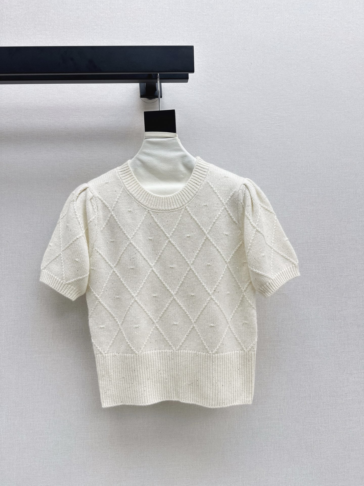 NO:517511,Bc 25Ss————The latest three-dimensional diamond plaid wool yarn custom made in autumn and winter, the texture is soft and comfortable, the puff sleeve design is more naughty and flexible, the classic slim fit style is versatile and not picky, the three-color spot is available sml, sweaters, T-shirt, alexander wang19860909Bc 25Ss————秋冬最新款立体菱格纹提织短袖毛衣定制进口羊毛纱线质感软糯舒适 泡泡袖设计更加调皮灵动 经典修身版型百搭不挑人 三色现货发售sml,,sweaters,T-shirt,alexander wang,Women's clothing