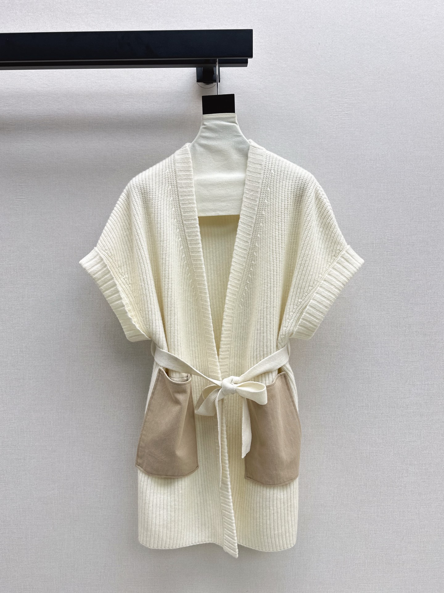 NO:517507,Minimalist old money single product LP 25Ss———The latest in autumn and winter environmentally friendly suede double pocket mid-length wool vest is excellent for both single wear or inner layer. Minimalist and versatile vertical striped weaving method very special. Daily high-frequency matching items for everyday trip. Three-color spot sale sml, loro piano, chamois leather, alexander wang19860909极简老钱单品 LP 25Ss————秋冬最新款环保麂皮绒双口袋中长款羊毛马甲不管是单穿或者内搭叠穿都很出色的一件 极简百搭 竖条纹织法 很特别 日常出街高频率搭配单品 三色现货发售sml,,loro piana,chamois leather,alexander wang,Women's clothing