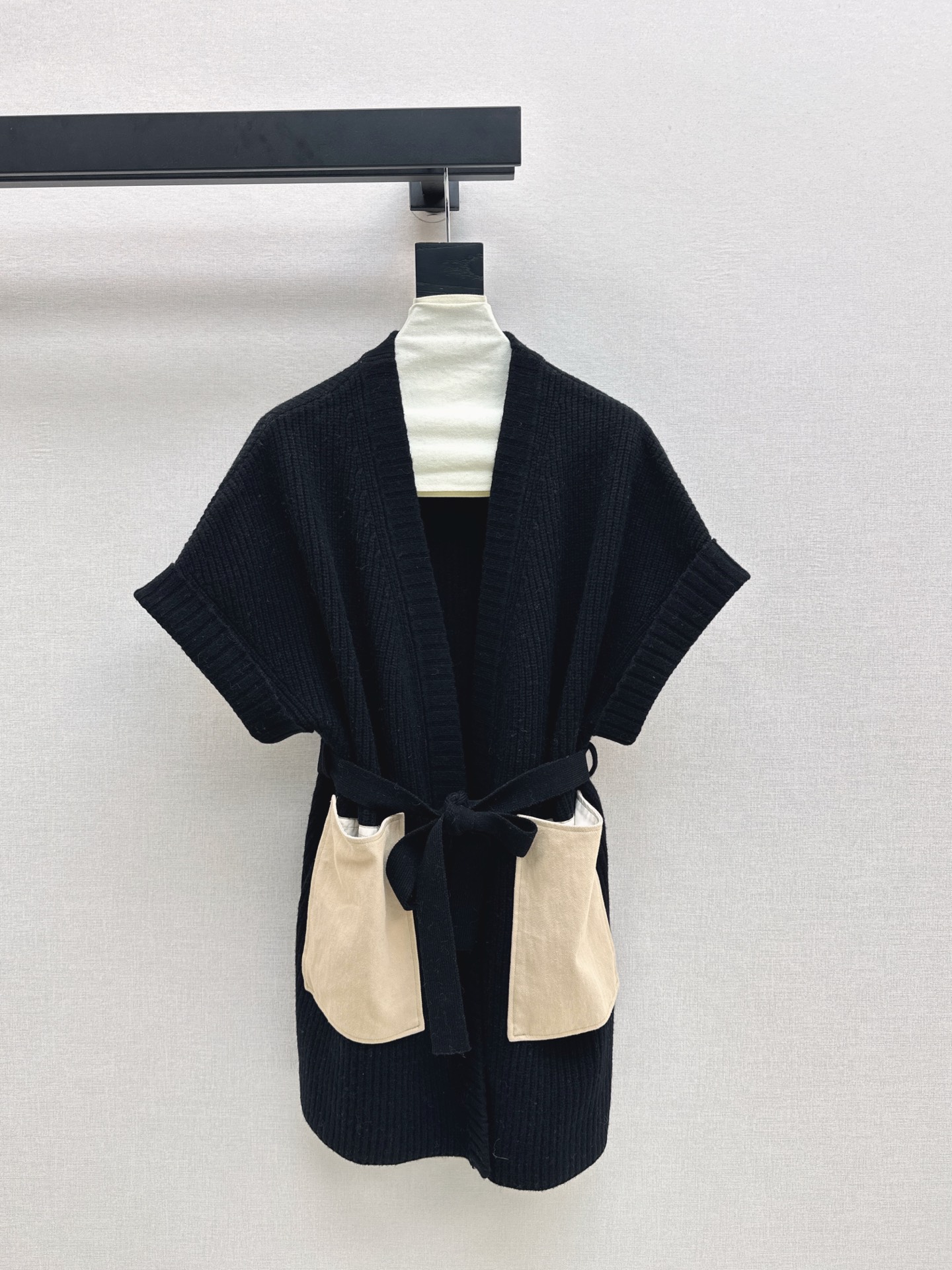 NO:517503,Minimalist old money single product LP 25Ss———The latest in autumn and winter environmentally friendly suede double pocket mid-length wool vest is excellent for both single wear or inner layer. Minimalist and versatile vertical striped weaving method very special. Daily high-frequency matching items for everyday trip. Three-color spot sale sml, loro piano, chamois leather, alexander wang19860909极简老钱单品 LP 25Ss————秋冬最新款环保麂皮绒双口袋中长款羊毛马甲不管是单穿或者内搭叠穿都很出色的一件 极简百搭 竖条纹织法 很特别 日常出街高频率搭配单品 三色现货发售sml,,loro piana,chamois leather,alexander wang,Women's clothing