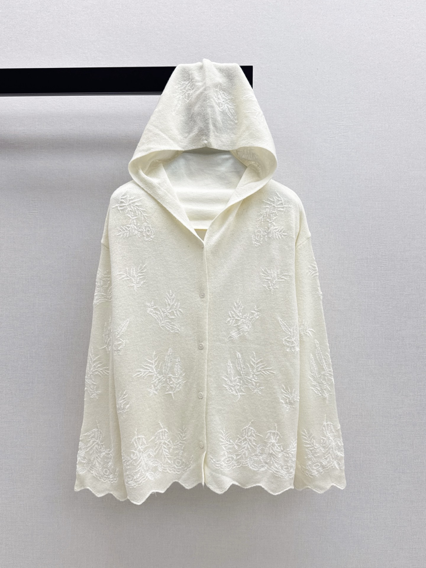 NO:517499,Exquisite items Es 25Ss————The latest three-dimensional embroidered hooded sweater in autumn and winter. Easy to grasp the lazy sweater. It is also relatively tolerant to the figure. Gaga makes you look slim. Wool yarn. Soft and glutinous. The upper body is very comfortable. Super exquisite. A whole heroine Feel. Two colors are available for sale in stock. SML, sweaters, hats, alexander wang.19860909精致单品 Es 25Ss————秋冬最新款立体刺绣连帽针织衫 轻松拿捏慵懒感的毛衣 对身材包容度也比较高 嘎嘎显瘦 羊毛纱线 软糯糯的手感 上身很舒服 超显精致感 一整个大女主Feel 两色现货发售sml,,sweaters,hats,alexander wang,Women's clothing