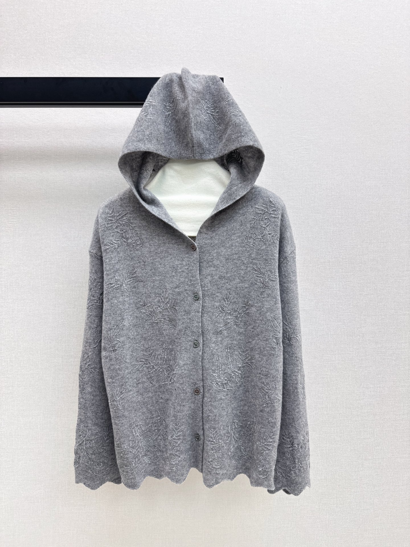 NO:517495,Exquisite items Es 25Ss————The latest three-dimensional embroidered hooded sweater in autumn and winter. Easy to grasp the lazy sweater. It is also relatively tolerant to the figure. Gaga makes you look slim. Wool yarn. Soft and glutinous. The upper body is very comfortable. Super exquisite. A whole heroine Feel. Two colors are available for sale in stock. SML, sweaters, hats, alexander wang.19860909精致单品 Es 25Ss————秋冬最新款立体刺绣连帽针织衫 轻松拿捏慵懒感的毛衣 对身材包容度也比较高 嘎嘎显瘦 羊毛纱线 软糯糯的手感 上身很舒服 超显精致感 一整个大女主Feel 两色现货发售sml,,sweaters,hats,alexander wang,Women's clothing