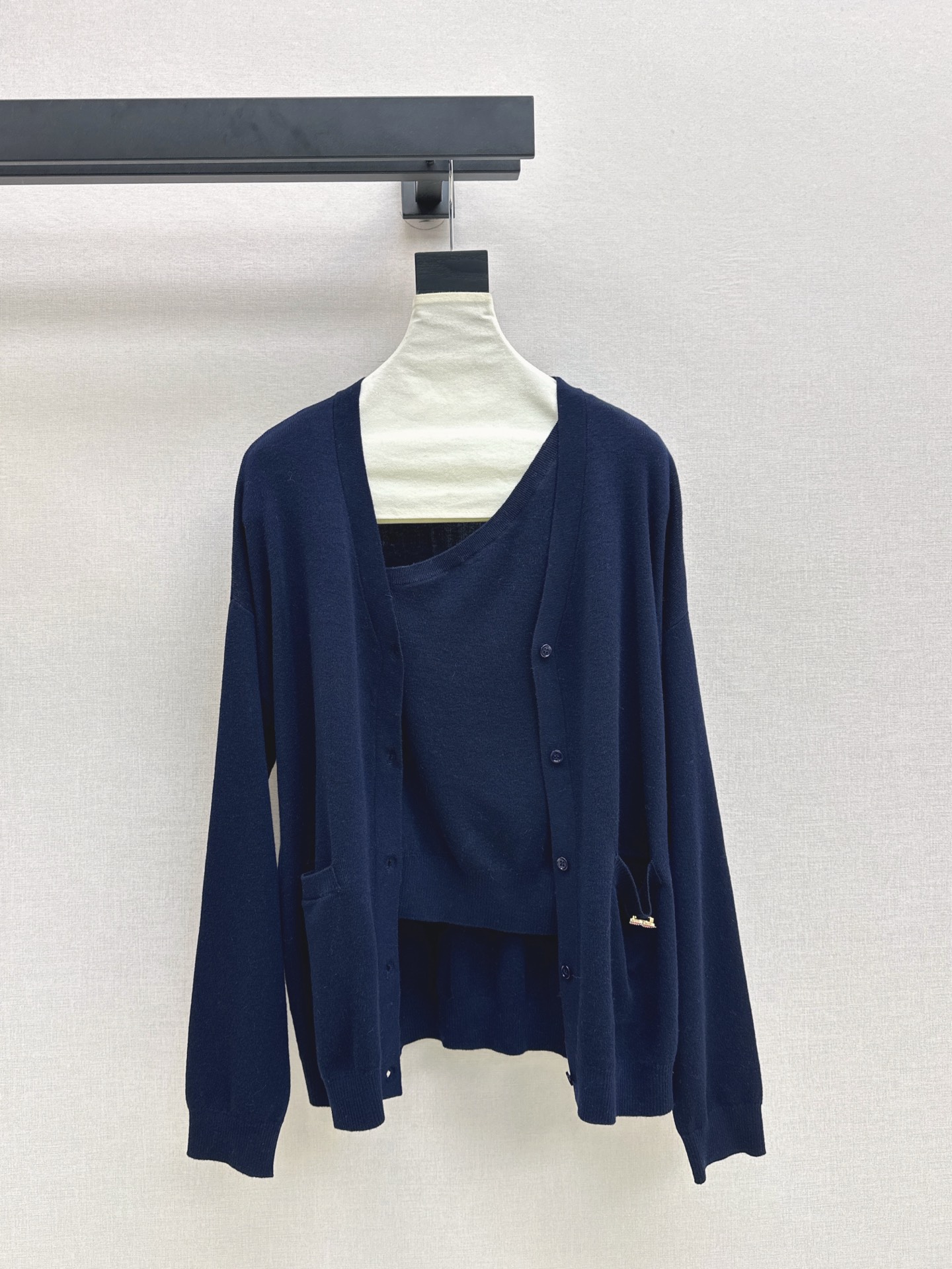 NO:517491,Miu 25Ss——————The latest model of early autumn suspender knitted cardigan two-piece set, off-shoulder sleeveless vest + V-neck cardigan, wool yarn weaving, high-quality texture, elastic and elastic fabric, more refined, slim outfit, relaxed tone, light luxury and fashionable temperament, the first choice for fashion outfits in all seasons, one set, two colors are available in stock, sml, miumiu, alexander wang19860909Miu 25Ss————早秋最新款吊带针织开衫两件套 斜肩无袖背心+V领开衫 羊毛纱线织造 质感高级舒适 面料弹性松紧更显精致 显瘦穿搭尽显松弛调性 轻奢时髦气质 四季时尚穿搭首选 一套出 两色现货发售sml,,miumiu,alexander wang,Women's clothing