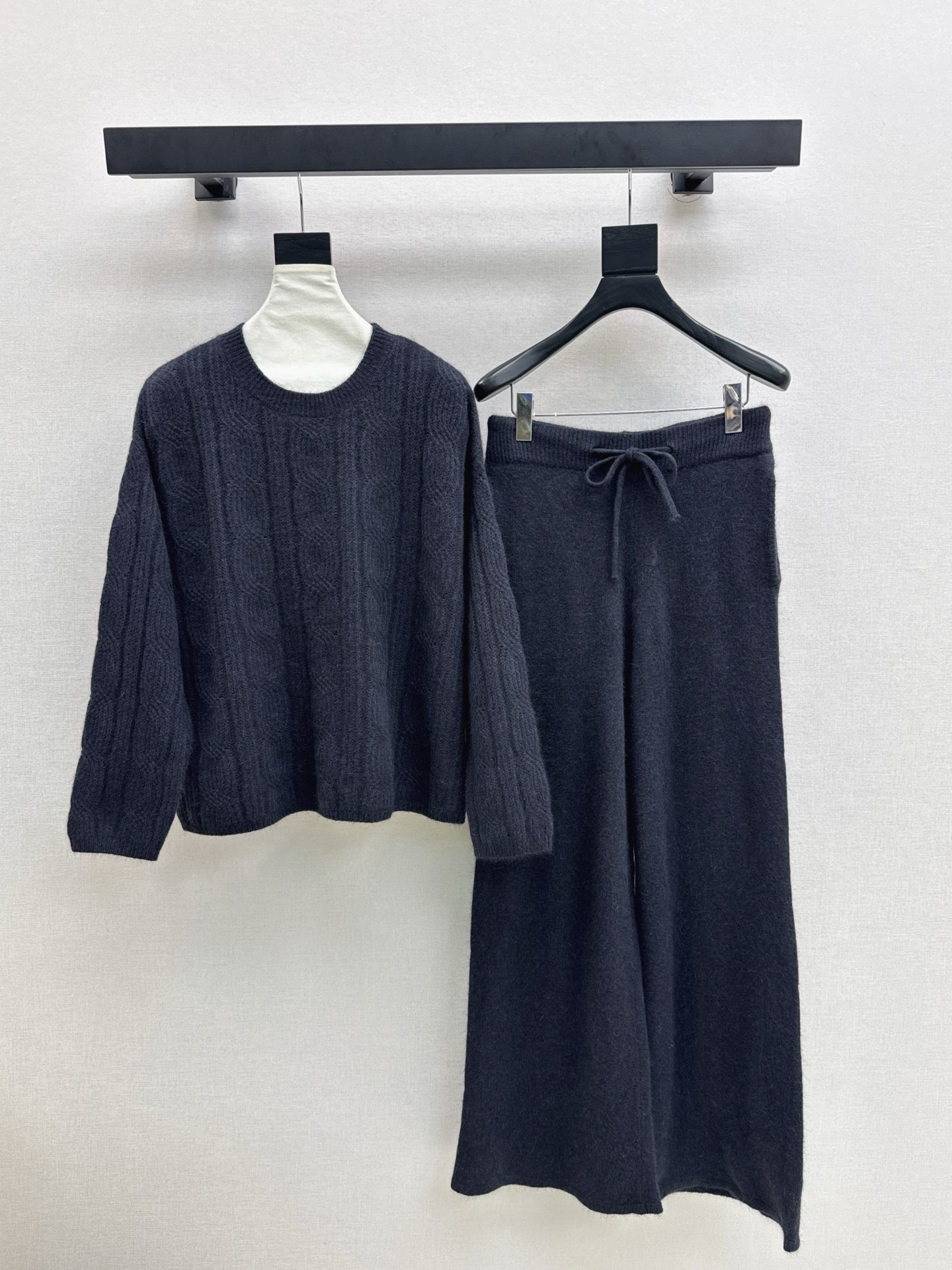 NO:517487,Exclusive model ~ LP 25Ss————The latest lazy and fashionable wool suit in early autumn, three-dimensional wool wool, round neck sweater + elastic waist straight pants, exquisite beauty, overall feeling, special simple and elegant, one set matches you with a gentle, beautiful and charming feeling, the color and style are impeccable, the must-have set looks good no matter how you match it, the fabric is of a unique texture, custom wool fabric, the details are very good, one set is out, three-color colors are available in stock, sml, loro piano, sweaters, alexander wang19860909独家款～ LP 25Ss———早秋最新款慵懒时髦羊毛套装 立体提织圆领毛衣+松紧腰直筒裤 精致美感 整体给人感觉特别的简约大气 一套搭配起来给你人一种温柔美丽动人的感觉 颜色跟版型都无可挑剔 懒人必备一套怎么搭都好看 面料质感一绝 采用的是定制羊毛面料 细节很到位 一套出 三色色现货发售sml,,loro piana,sweaters,alexander wang,Women's clothing