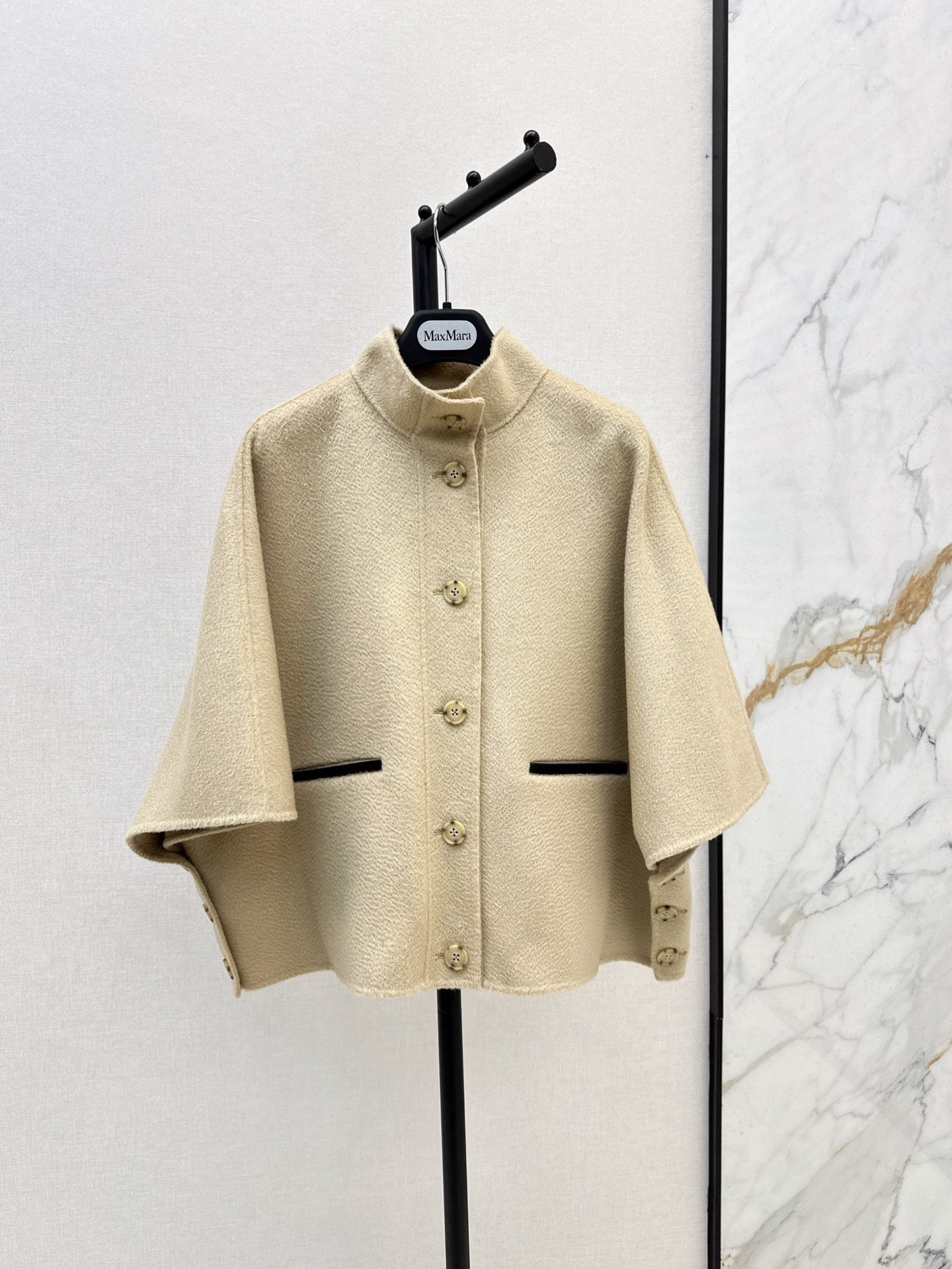 NO:533933,Exclusive first launch Max 24Ss————The latest pure hand-made temperament small cape jacket customized with water ripples cashmere fabric, soft and comfortable texture, pocket contrasting leather craftsmanship~~ irregular draping feel handsome and modern, low-key and luxurious create British retro style, the top body is extremely elegant and casual and high-end, three-color spot sml (M size unlimited bust, 59-long length),, jackets & coats, alexander wang19860909独家首发 Max 24Ss————秋冬最新款纯手工气质小斗篷外套定制水波纹羊绒面料 质感柔软舒适 口袋撞色皮边工艺～～不规则垂坠感帅气摩登 低调奢华打造英伦复古风 上身极致优雅的随性高级感 三色现货发售sml（M码胸围无限 衣长59）,,jackets & coats,alexander wang,Women's clothing