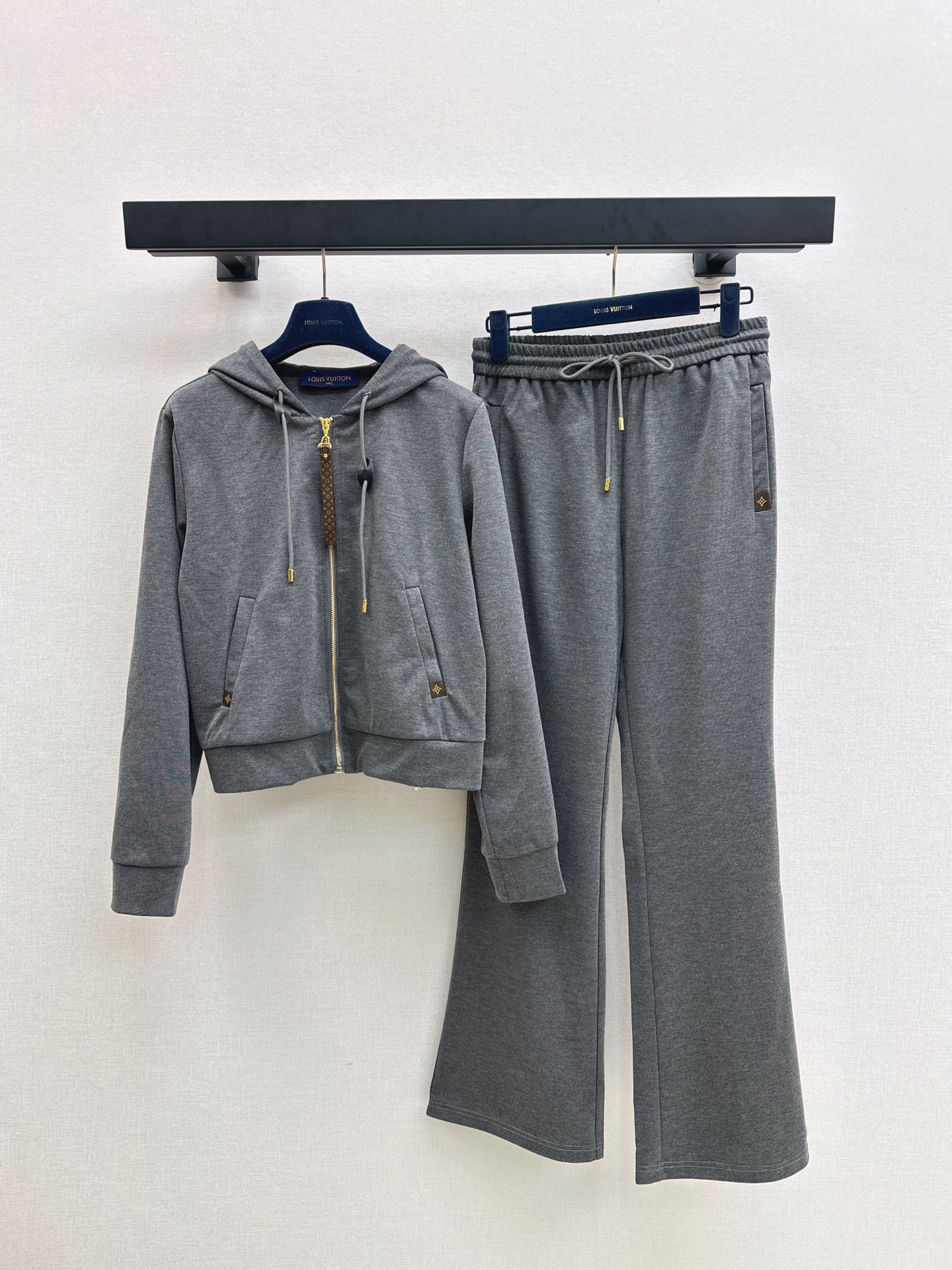 NO:533927,L Home 25Ss———The latest casual suit hooded jacket + elastic waist casual pants Zippered leather buckle is decorated with an iconic presbyterian letter logo, rich visual effect is more fashionable, with drawstring adjustment, the upper body is slimming and energetic, matched with straight trousers in the same series, echoing the style of the upper and lower, drawstrings are more personalized and casual, increase the styling, complete set is simple and high-end, daily suit is essential, daily casual outfit guide, one set is out, two colors are available for sale in stock, sml,, louis vuitton, jackets & coats,hats,alexander wang19860909L家 25Ss————秋冬最新款休闲套装连帽外套+松紧腰休闲裤 拉链开襟皮扣 饰以标志性老花字母徽标 丰富视觉效果更显时髦 配合抽绳调节 上身显瘦增添活力 搭配同系列直筒长裤 上下呼应风格 抽绳更显个性休闲 增加造型感 成套搭配简约高级 日常套装必不可少 日常休闲穿搭指南 一套出 两色现货发售sml,,louis vuitton,jackets & coats,hats,alexander wang,Women's clothing