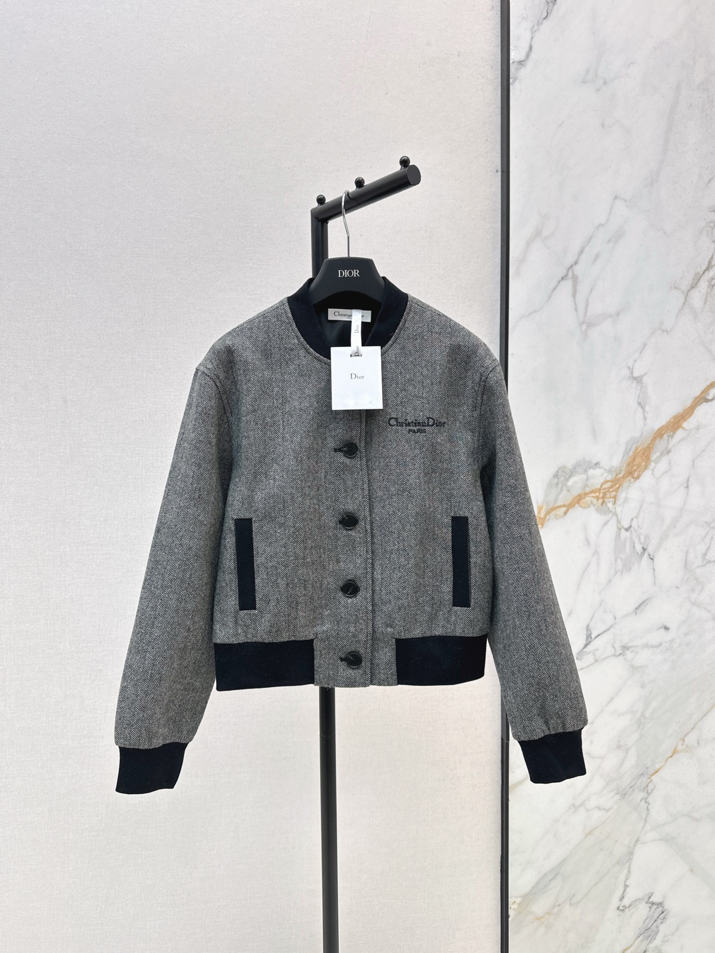 NO:533974,CD 25Ss———The latest autumn and winter letter embroidered short baseball uniform jacket jacket, a classic baseball uniform that can be worn for three seasons, whether it is a mix or a concave style, a true appearance, cool and soft, full of atmosphere, full of vitality and fashionable, small short style, cover flesh and make you look slimming, versatile and easy to wear, you won’t make mistakes in two colors for sale in stock,, jackets & coats, jackets & coats, alexander wang19860909CD 25Ss————秋冬最新款字母刺绣短款棒球服夹克外套 能穿三季的经典棒球服 不管是混搭还是凹造型 妥妥的颜值担当 酷中带柔 氛围感满满 活力时髦 小短款版型 遮肉显瘦 百搭好穿不会出错 两色现货发售sml,,jackets & coats,jackets & coats,alexander wang,Women's clothing