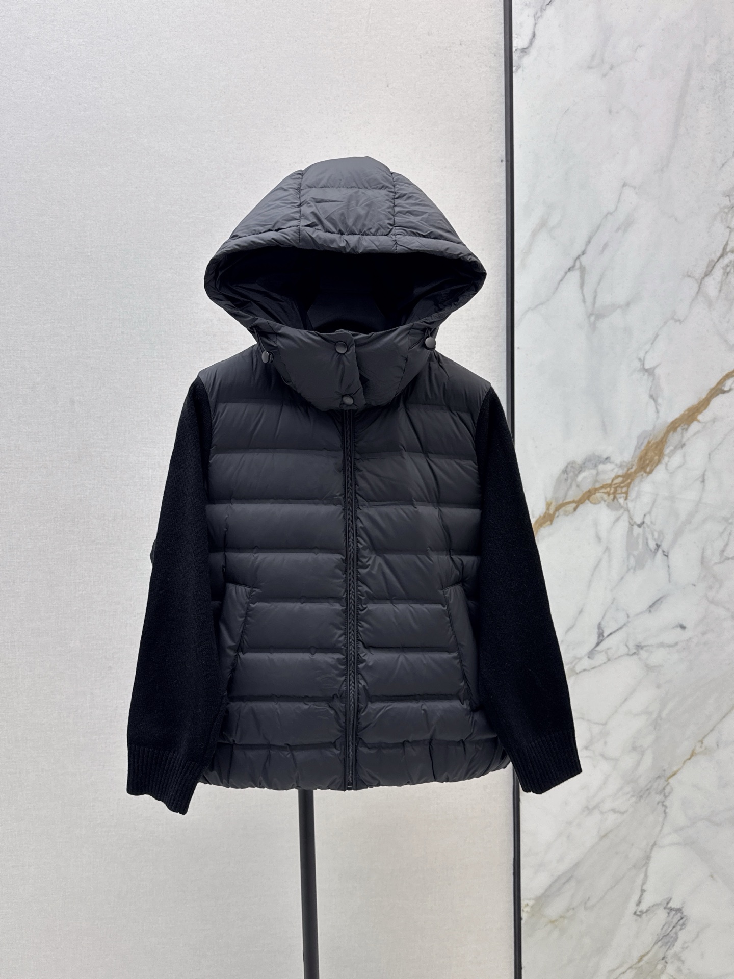 NO:533968,With dust bag Bc 25Ss———The latest light and thin hooded down jacket with a slightly loose hooded hooded top body effect is excellent. Goddess must have, versatile and fashionable and handsome. National standard 90 velvet filling. Memory silk fabric has a straight and stylish texture. Warm and refuse to be bloated. Three-color spot-on sm two codes, Jackets & coats, down jacket, hats, alexander wang19860909配防尘袋Bc 25Ss———秋冬最新轻薄连帽羽绒外套微宽松连帽版型剪裁上身效果超赞 女神必备 百搭时髦又帅气 国标90绒填充 记忆丝面料质感立挺有型 保暖拒绝臃肿 三色现货发售sm两个码,,jackets & coats,down jacket,hats,alexander wang,Women's clothing