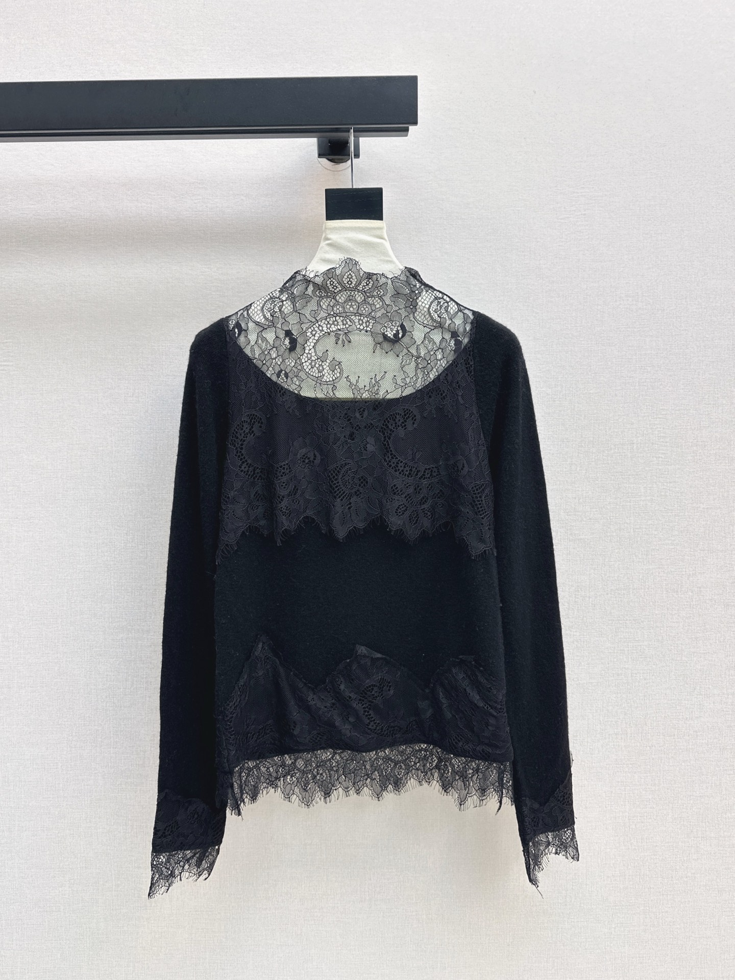 NO:533944,Es 25Ss—————The latest lace spliced ​​long-sleeved sweater in early autumn, 100% high-quality wool fabric, exquisite spliced ​​lace lace looming skin, waist lace carving, three-dimensional floral hollow design, lively posture during walking, aura and softness coexist, three-color spot on sale sml, sweaters, alexander wang19860909Es 25Ss————早秋最新款蕾丝拼接长袖毛衣 百分百优质羊毛面料 精致拼接蕾丝花边若隐若现的透肤 腰部蕾丝雕花 立体花卉镂空设计 行走间灵动生姿 气场与柔美并存 三色现货发售sml,,sweaters,alexander wang,Women's clothing