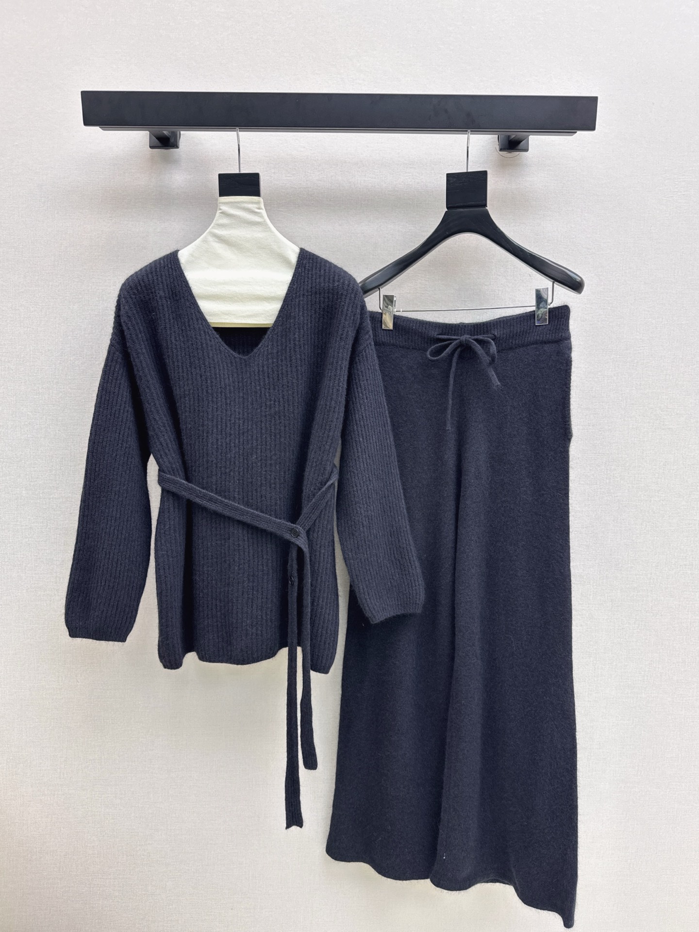 NO:533938,Exclusive model ~ LP 25Ss————The latest lazy and fashionable wool suit in early autumn, belt V-neck sweater + elastic waist straight pants, exquisite beauty, overall feeling, special simple and atmospheric, one set matches you with a gentle, beautiful and charming feeling, the color and style are impeccable, the must-have set looks good no matter how you match it, the fabric is of a unique texture, custom wool fabric, the details are very good, one set is out, three colors are available in stock, sml, loro piano, sweaters, alexander wang19860909独家款～ LP 25Ss———早秋最新款慵懒时髦羊毛套装 腰带V领毛衣+松紧腰直筒裤 精致美感 整体给人感觉特别的简约大气 一套搭配起来给你人一种温柔美丽动人的感觉 颜色跟版型都无可挑剔 懒人必备一套怎么搭都好看 面料质感一绝 采用的是定制羊毛面料 细节很到位 一套出 三色现货发售sml,,loro piana,sweaters,alexander wang,Women's clothing