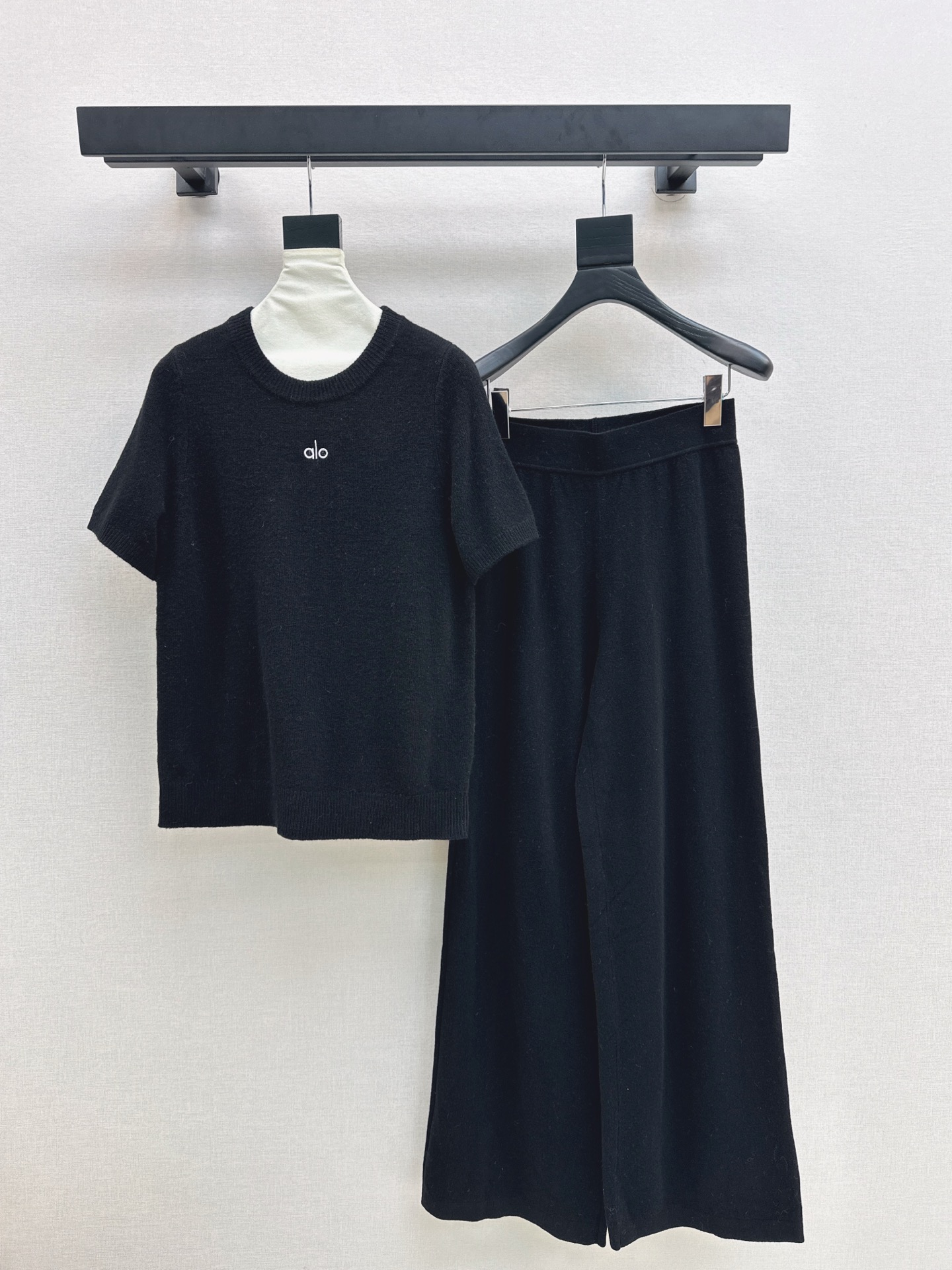 NO:533926,Exclusive model ~ Alo 25Ss———The latest lazy and fashionable wool suit in early autumn, short-sleeved round-neck sweater + elastic waist straight pants, exquisite beauty, overall feeling, special simple and elegant, one set matches you with a gentle, beautiful and charming feeling, the color and style are impeccable, the must-have set looks good no matter how you match it, the fabric is of a unique texture, custom wool fabric, the details are very good, one set is out, three colors are available in stock, sml, sweaters, T-shirt, alexander wang19860909独家款～ Alo 25Ss———早秋最新款慵懒时髦羊毛套装 短袖圆领毛衣+松紧腰直筒裤 精致美感 整体给人感觉特别的简约大气 一套搭配起来给你人一种温柔美丽动人的感觉 颜色跟版型都无可挑剔 懒人必备一套怎么搭都好看 面料质感一绝 采用的是定制羊毛面料 细节很到位 一套出 三色现货发售sml,,sweaters,T-shirt,alexander wang,Women's clothing