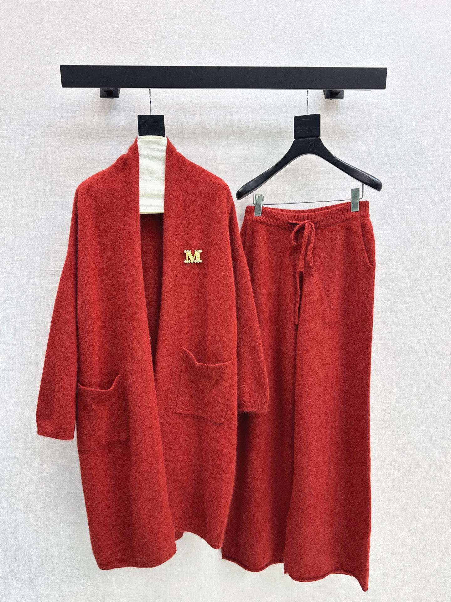 NO:533920,Exclusive model ~ Max 25Ss———The latest lazy and fashionable wool suit in early autumn. Long lazy cardigan + elastic waist straight pants. Exquisite beauty. The overall feeling is particularly simple and elegant. A set of matching gives you a gentle, beautiful and charming feeling. The color and style are impeccable. A must-have set of lazy people looks good no matter how you match it. The fabric is of a unique texture. It uses customized wool fabric. The details are very good. One set is out. Three colors are available in stock. Alexander wang.19860909独家款～ Max 25Ss———早秋最新款慵懒时髦羊毛套装 长款慵懒开衫+松紧腰直筒裤 精致美感 整体给人感觉特别的简约大气 一套搭配起来给你人一种温柔美丽动人的感觉 颜色跟版型都无可挑剔 懒人必备一套怎么搭都好看 面料质感一绝 采用的是定制羊毛面料 细节很到位 一套出 三色现货发售sml,,alexander wang,Women's clothing