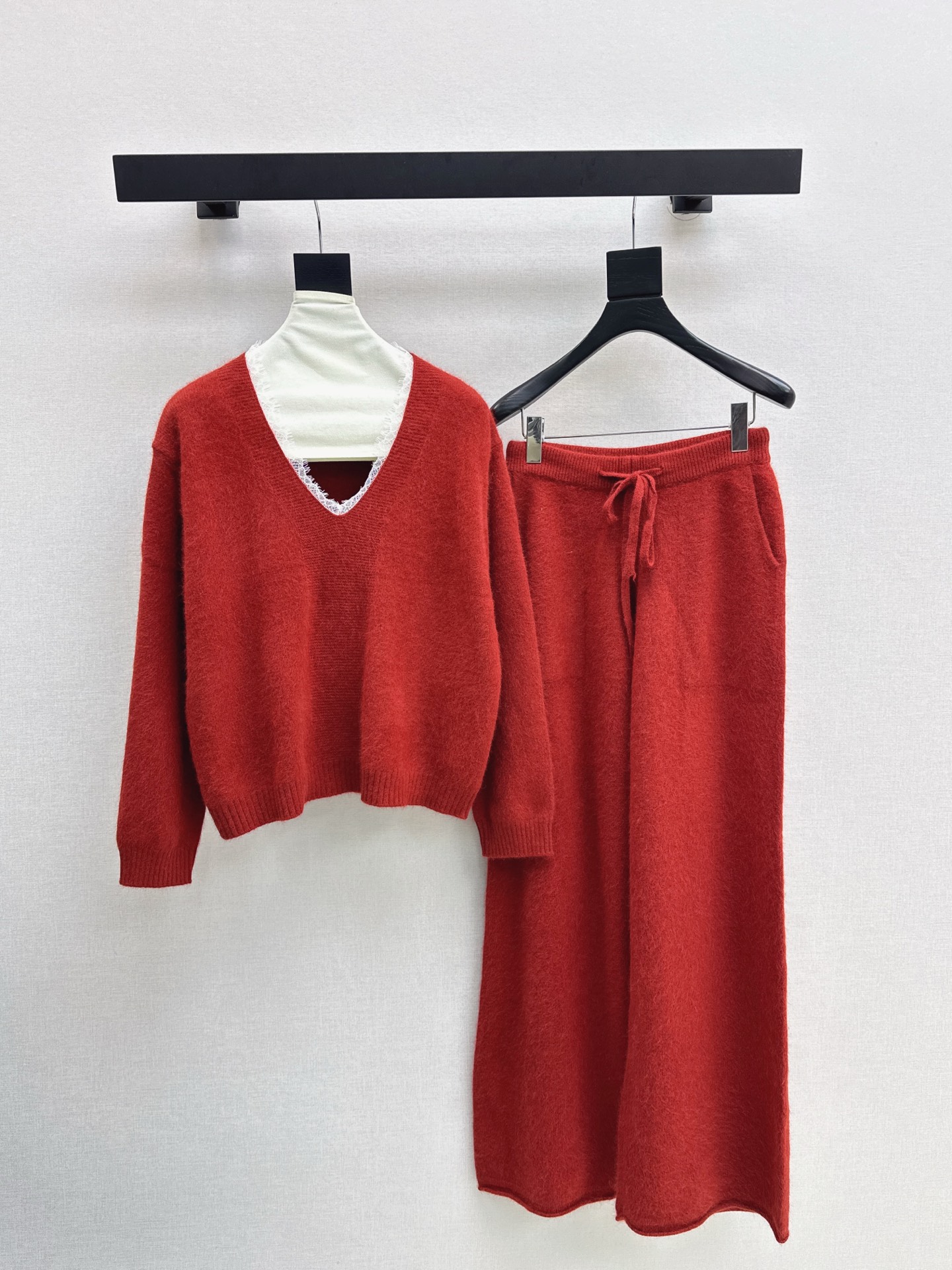 NO:533973,Exclusive model ~ Es 25Ss———The latest lazy and fashionable wool suit in early autumn, spliced ​​lace V-neck sweater + elastic waist straight pants, exquisite beauty, overall feeling, special simple and atmospheric, one set matches you with a gentle, beautiful and charming feeling, the color and style are impeccable, the must-have set looks good no matter how you match it, the fabric is of a unique texture, custom wool fabric, the details are very good, one set is out, three colors are available for sale in stock, sml, sweaters, alexander wang19860909独家款～Es 25Ss———早秋最新款慵懒时髦羊毛套装 拼接蕾丝V领毛衣+松紧腰直筒裤 精致美感 整体给人感觉特别的简约大气 一套搭配起来给你人一种温柔美丽动人的感觉 颜色跟版型都无可挑剔 懒人必备一套怎么搭都好看 面料质感一绝 采用的是定制羊毛面料 细节很到位 一套出 三色现货发售sml,,sweaters,alexander wang,Women's clothing