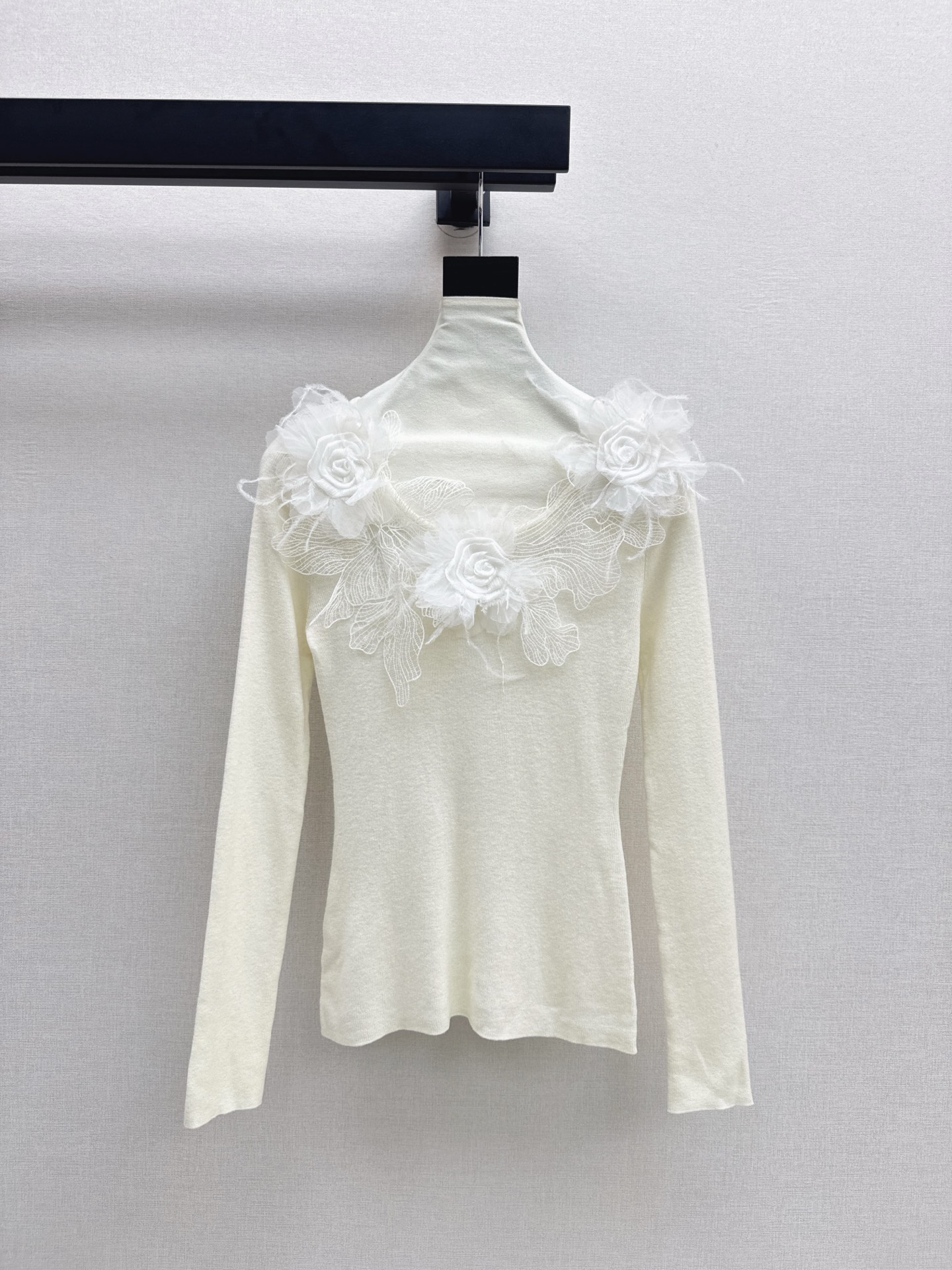 NO:533967,Must-have inner wear for everyday Miu 25Ss———The latest style of gentle and pure girls must have spliced ​​lace sweater for autumn and winter. It’s so easy to match. It’s very gentle and retro style. The fabric span is very large and can be worn to create different flavors. Highly recommended~~ One color is available for sale in stock, Miumiu, alexander wang19860909温柔日常必备内搭 Miu 25Ss———秋冬最新款温柔纯欲女孩必备拼接蕾丝针织衫 太好搭啦很日常的温柔复古风 面料跨度很大少女熟女都可穿出不同味道 强烈推荐哦～～ 一色现货发售sml,,miumiu,alexander wang,Women's clothing
