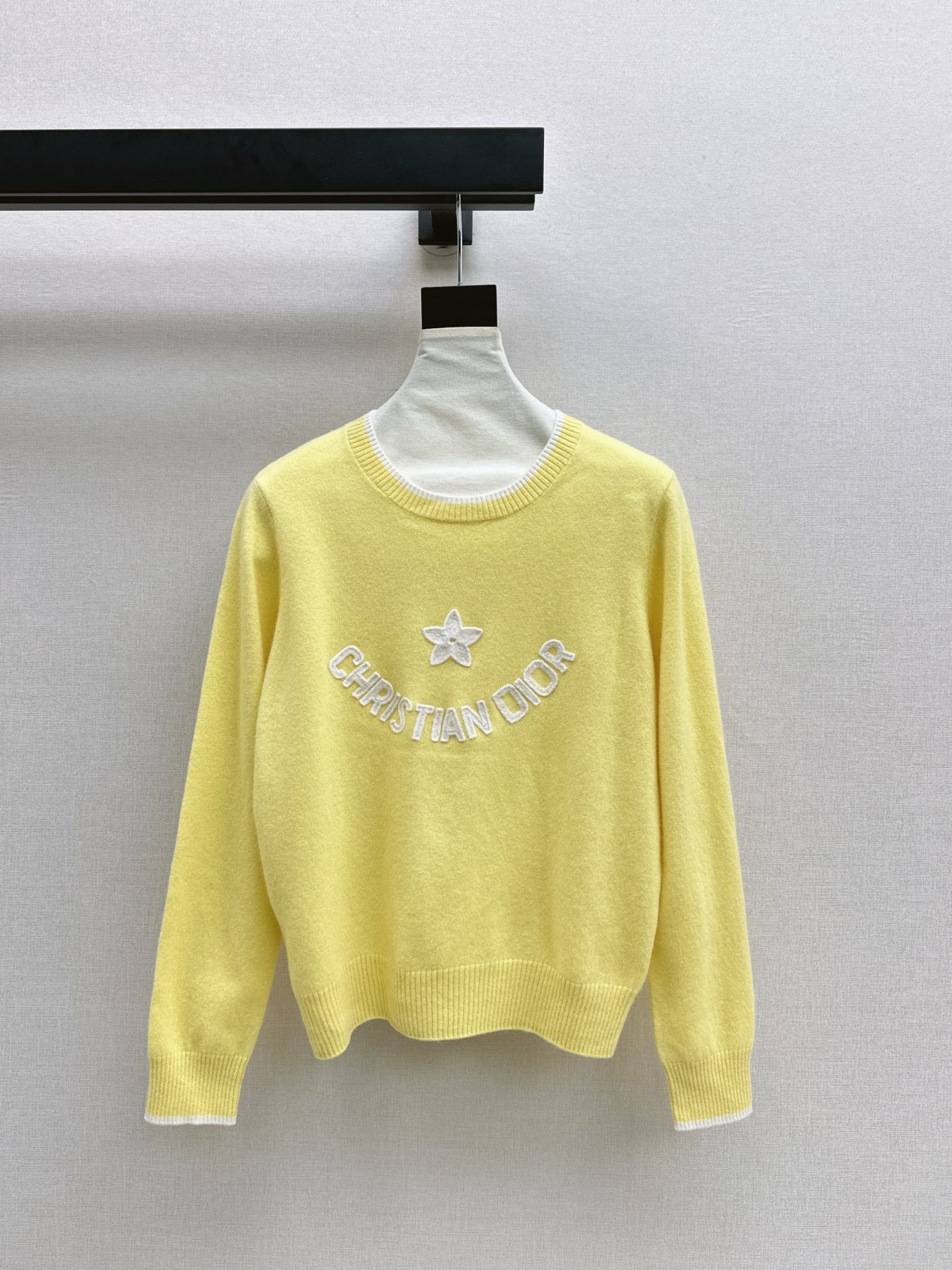 NO:533961,CD 25Ss————The latest three-dimensional embroidered logo sweater in autumn and winter can be seen at a glance. The style is super good, the upper body is comfortable and breathable. It does not limit the body to be fat and thin. It is versatile and slimming. The logo embellishes the front of the chest. It can be worn effortlessly with jeans to show the blogger's aura. However, the classic charm of the time is!  Four colors spot sale sml, jeans, sweaters, alexander wang19860909CD 25Ss————秋冬最新款立体刺绣logo毛衣经典款的魅力一览无余 版型超好上身都舒服透气 完全不限制身材胖瘦皆宜 百搭显瘦 胸前logo点缀 搭配牛仔裤都能毫不费力的穿出博主气场 不过时的经典魅力！四色现货发售sml,,jeans,sweaters,alexander wang,Women's clothing